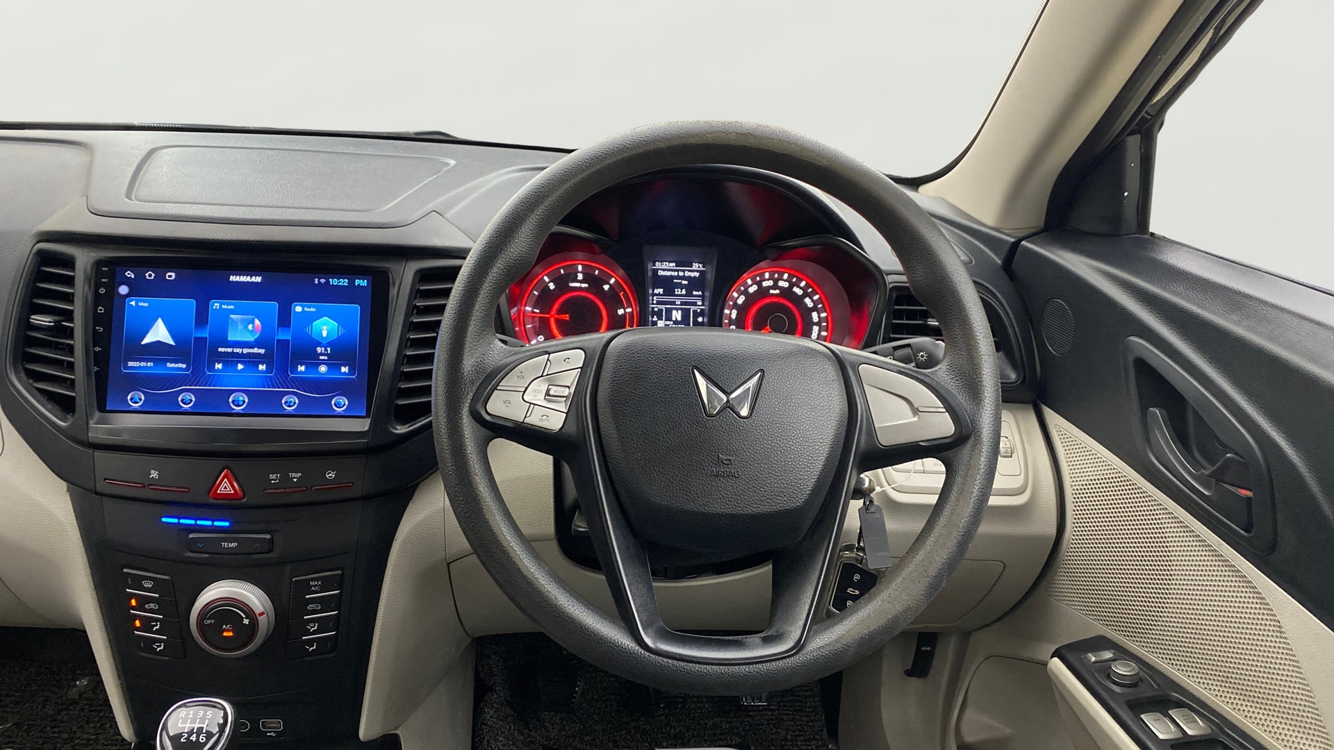 View 2023 Mahindra XUV300 W4 Petrol BS IV Image 12 Used 2023 Mahindra XUV300 W4 Petrol BS IV Image 12