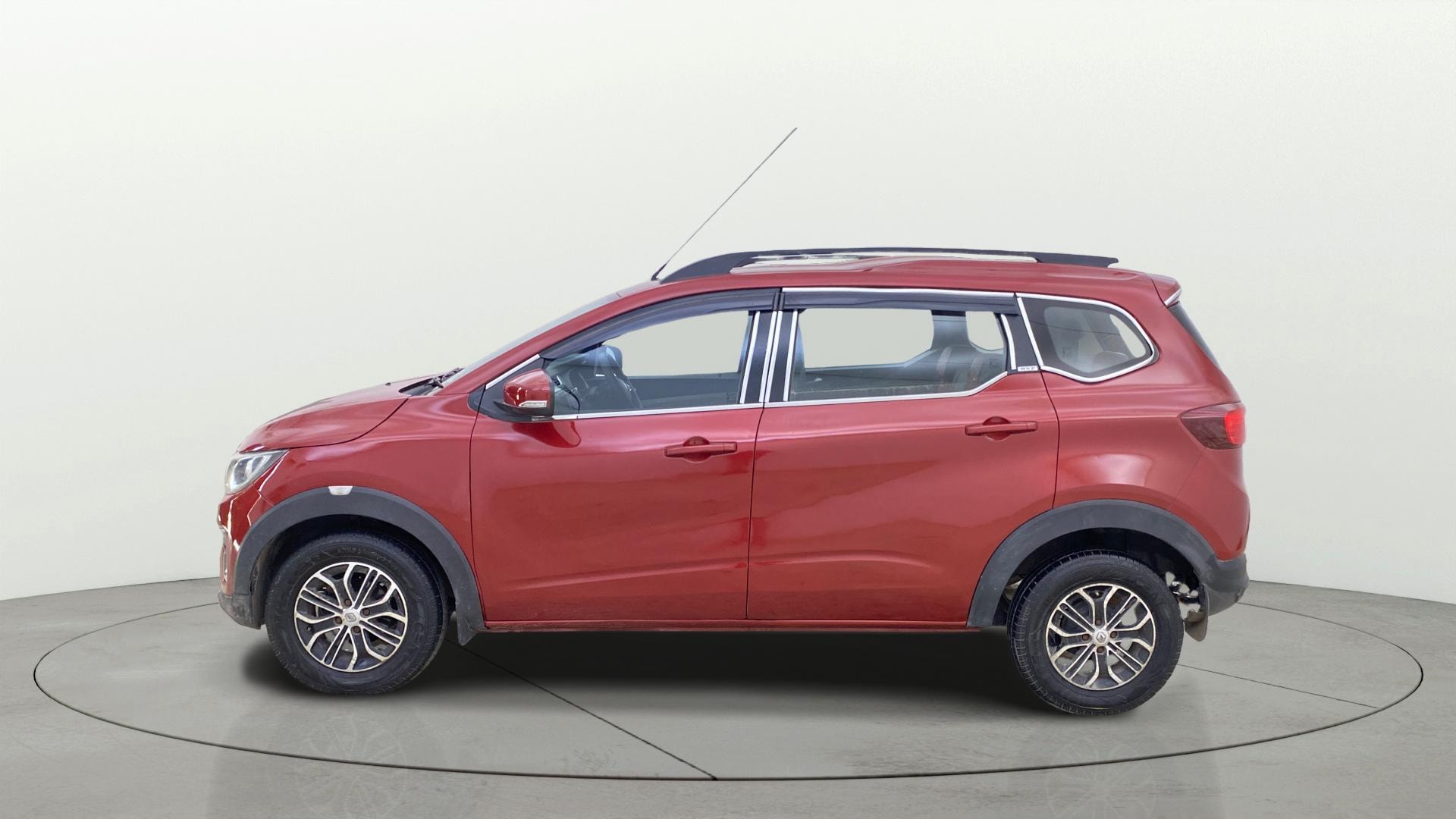 View 2019 Renault Triber RXZ Image 5 Used 2019 Renault Triber RXZ Image 5