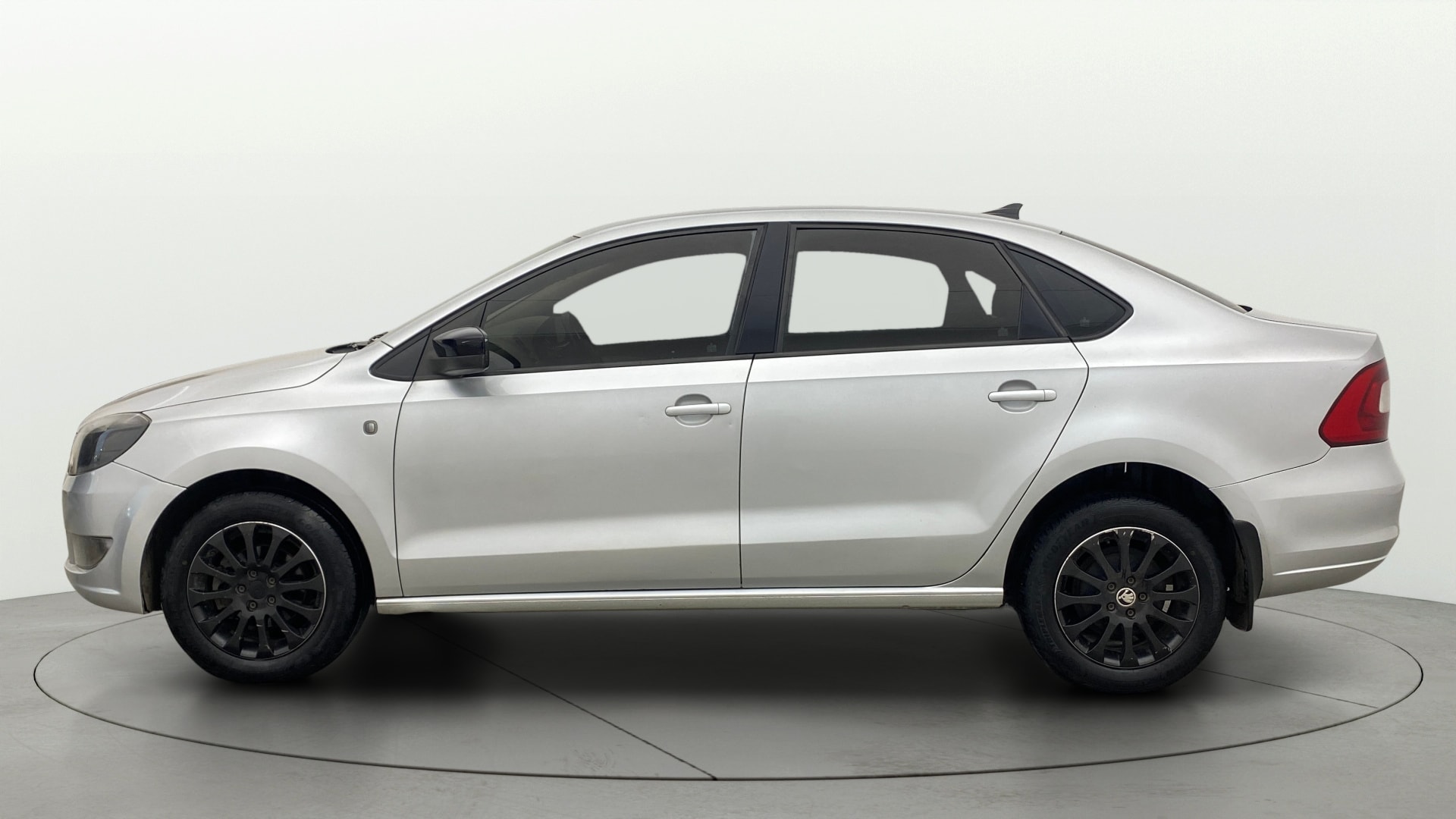 View 2015 Skoda Rapid 1.5 TDI CR Elegance AT Image 5 Used 2015 Skoda Rapid 1.5 TDI CR Elegance AT Image 5