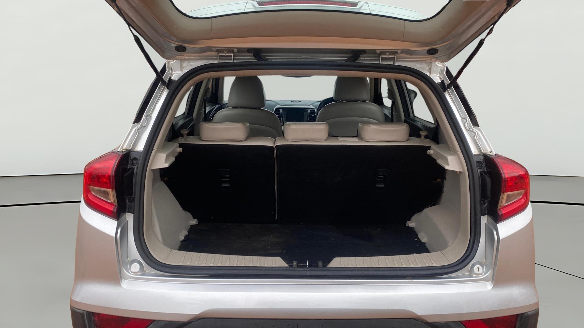 View 2020 Mahindra XUV300 W4 Petrol BS IV Image 42 Used 2020 Mahindra XUV300 W4 Petrol BS IV Image 42