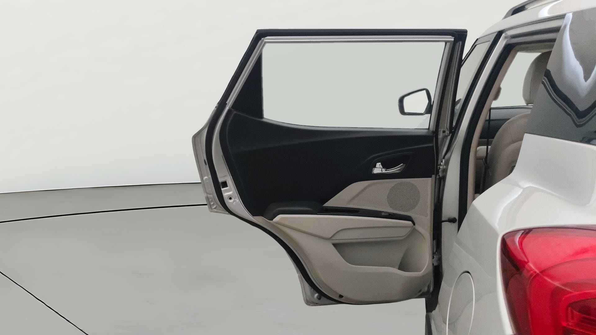View 2020 Mahindra XUV300 W4 Petrol BS IV Image 15 Used 2020 Mahindra XUV300 W4 Petrol BS IV Image 15
