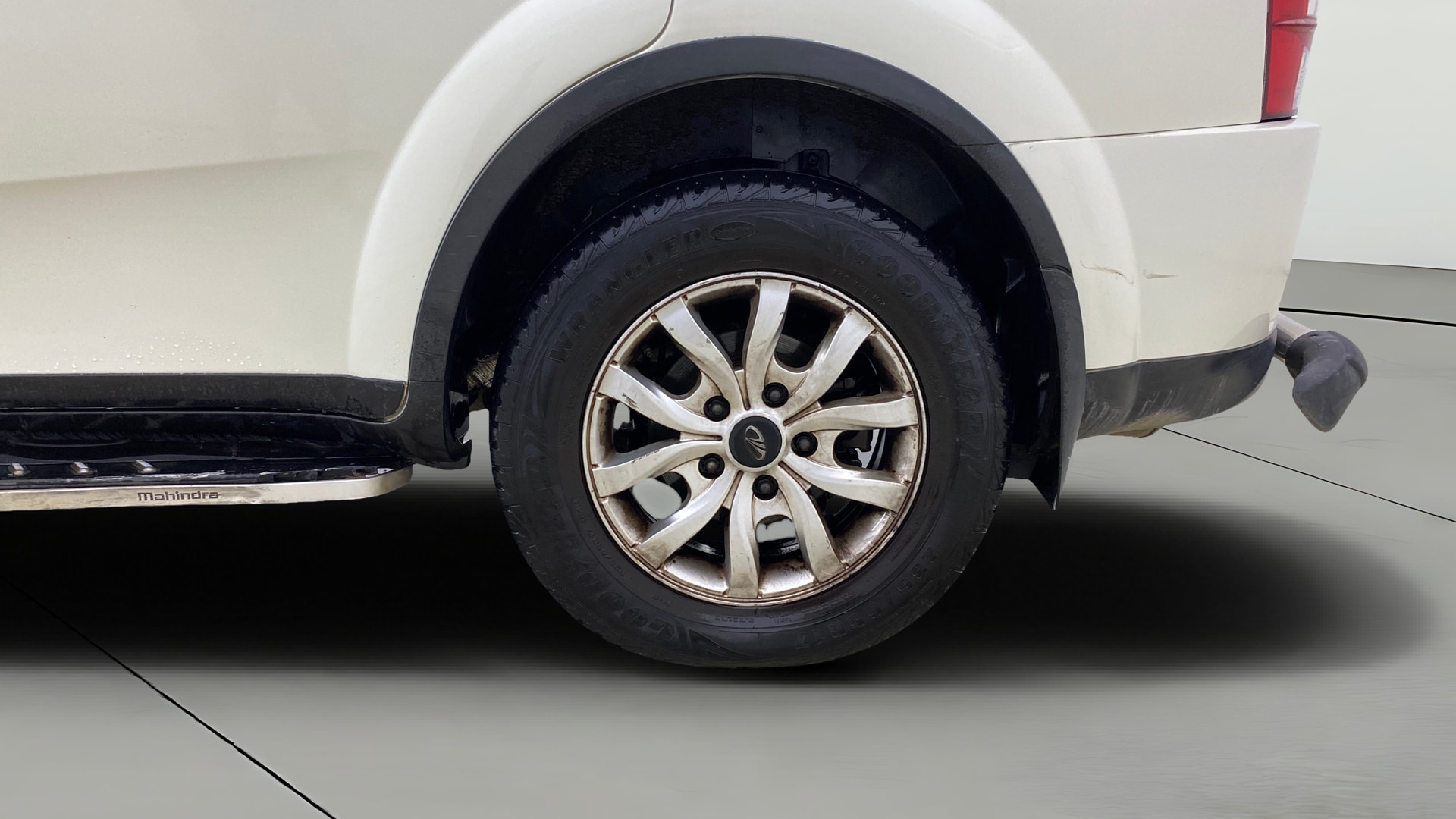 View 2015 Mahindra XUV500 W10 FWD Image 8 Used 2015 Mahindra XUV500 W10 FWD Image 8