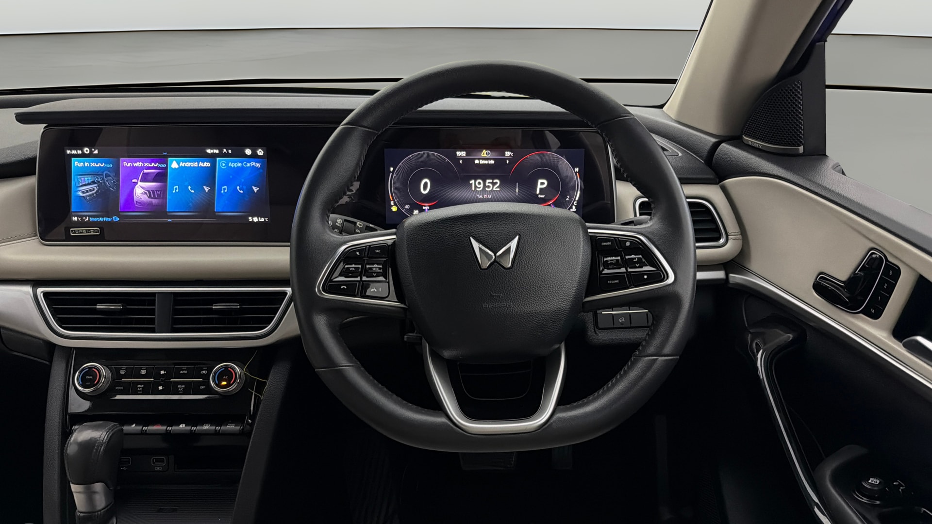 View 2022 Mahindra XUV700 MX Petrol 5 STR Image 21 Used 2022 Mahindra XUV700 MX Petrol 5 STR Image 21