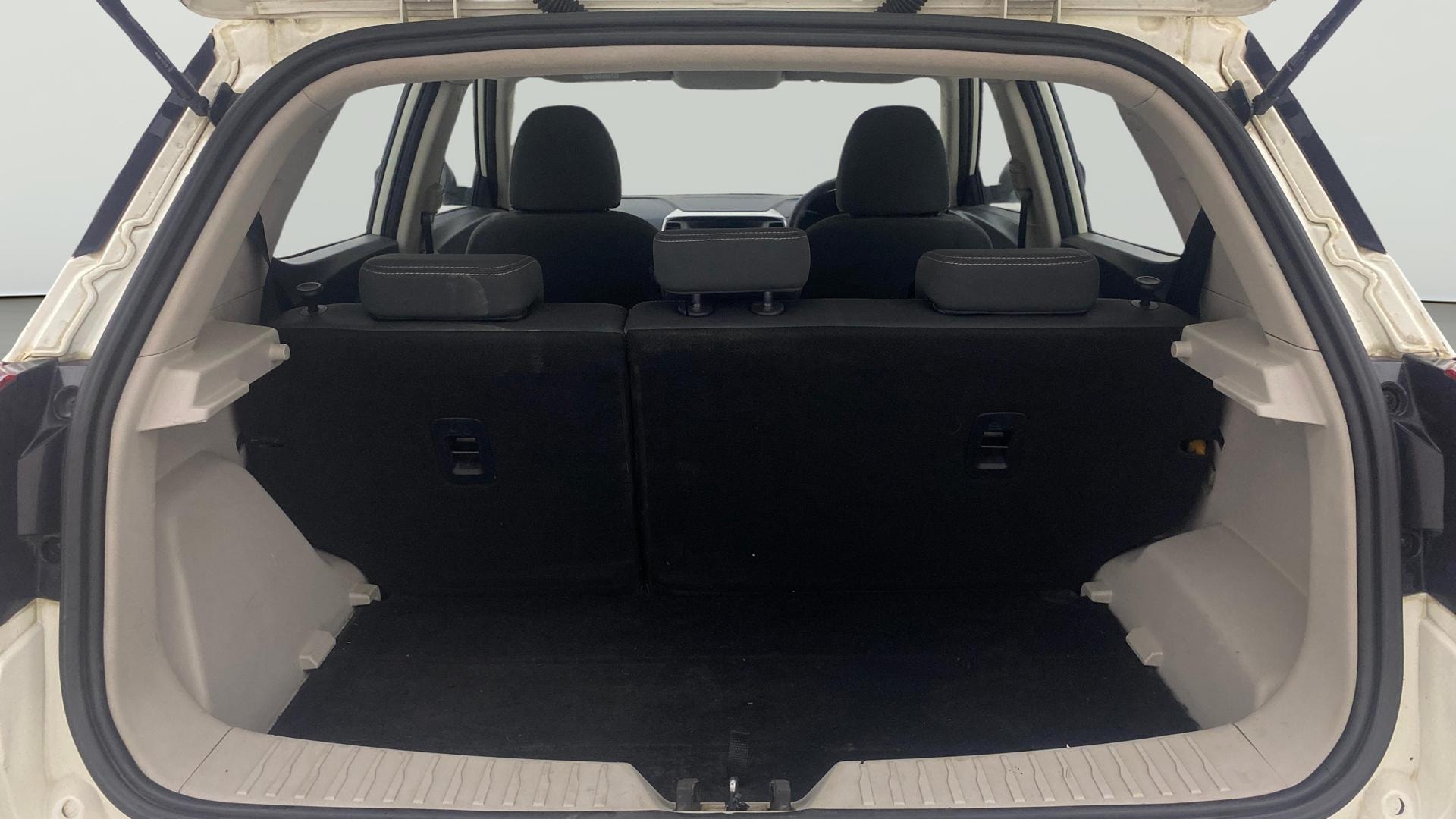 View 2019 Mahindra XUV300 W4 Petrol BS IV Image 37 Used 2019 Mahindra XUV300 W4 Petrol BS IV Image 37