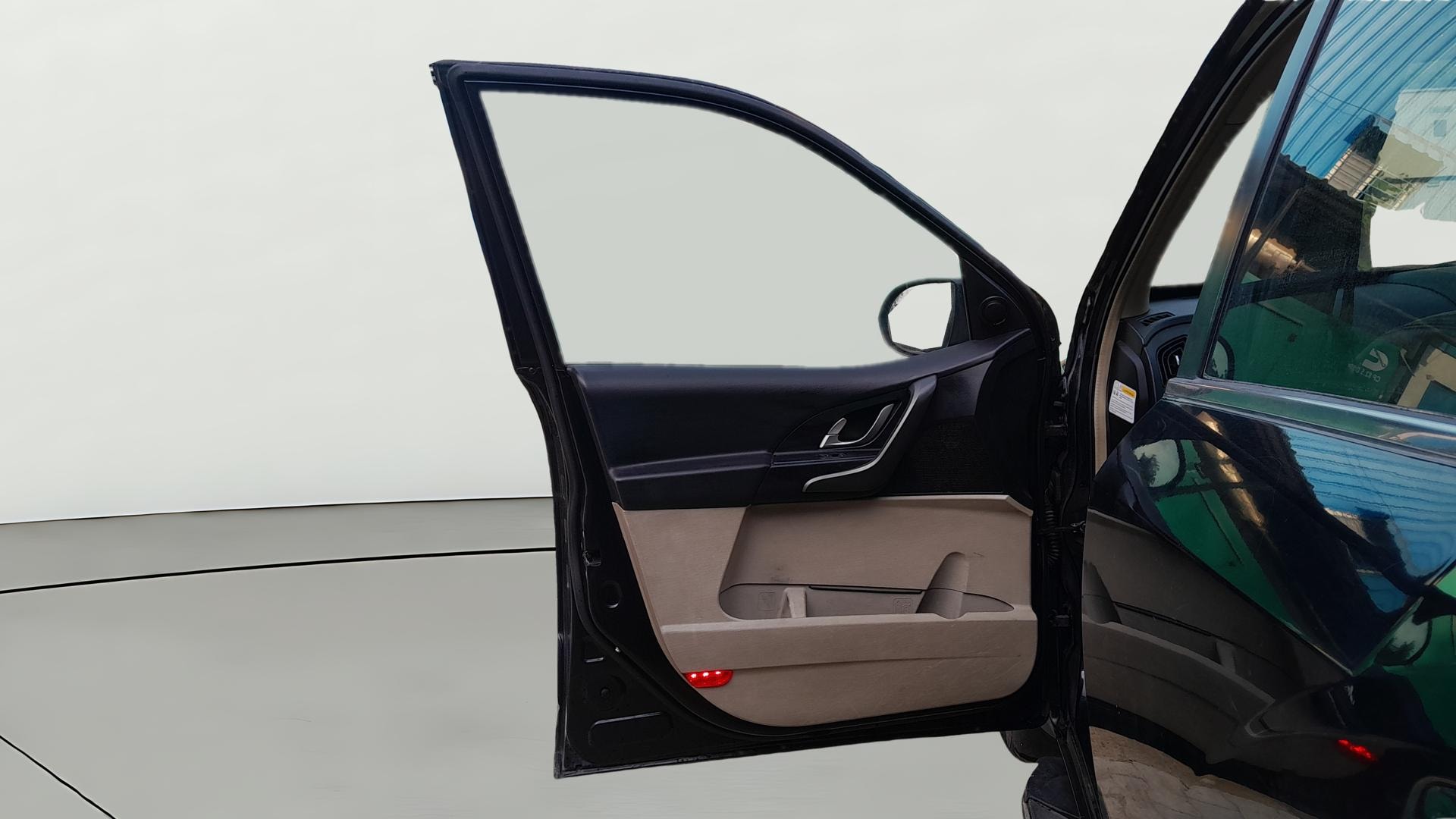 View 2015 Mahindra XUV500 W10 FWD Image 40 Used 2015 Mahindra XUV500 W10 FWD Image 40