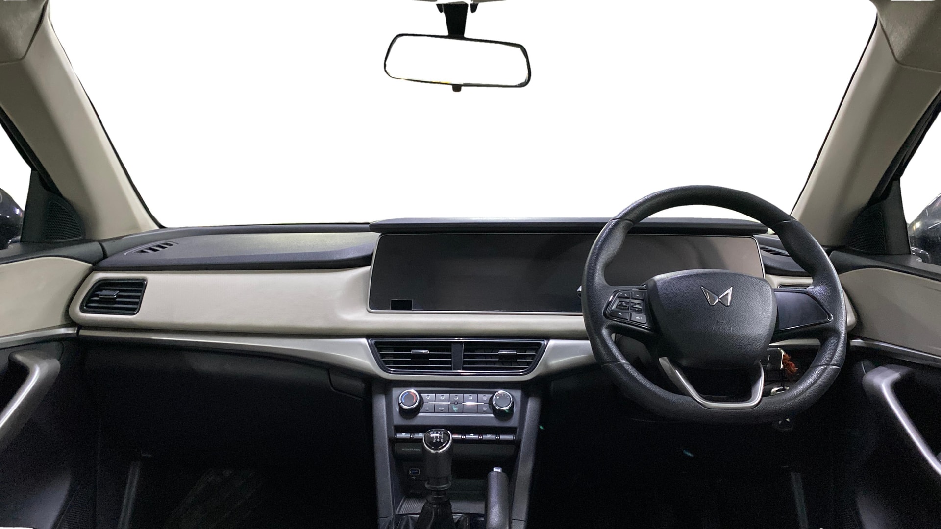 View 2022 Mahindra XUV700 MX Petrol 5 STR Image 30 Used 2022 Mahindra XUV700 MX Petrol 5 STR Image 30