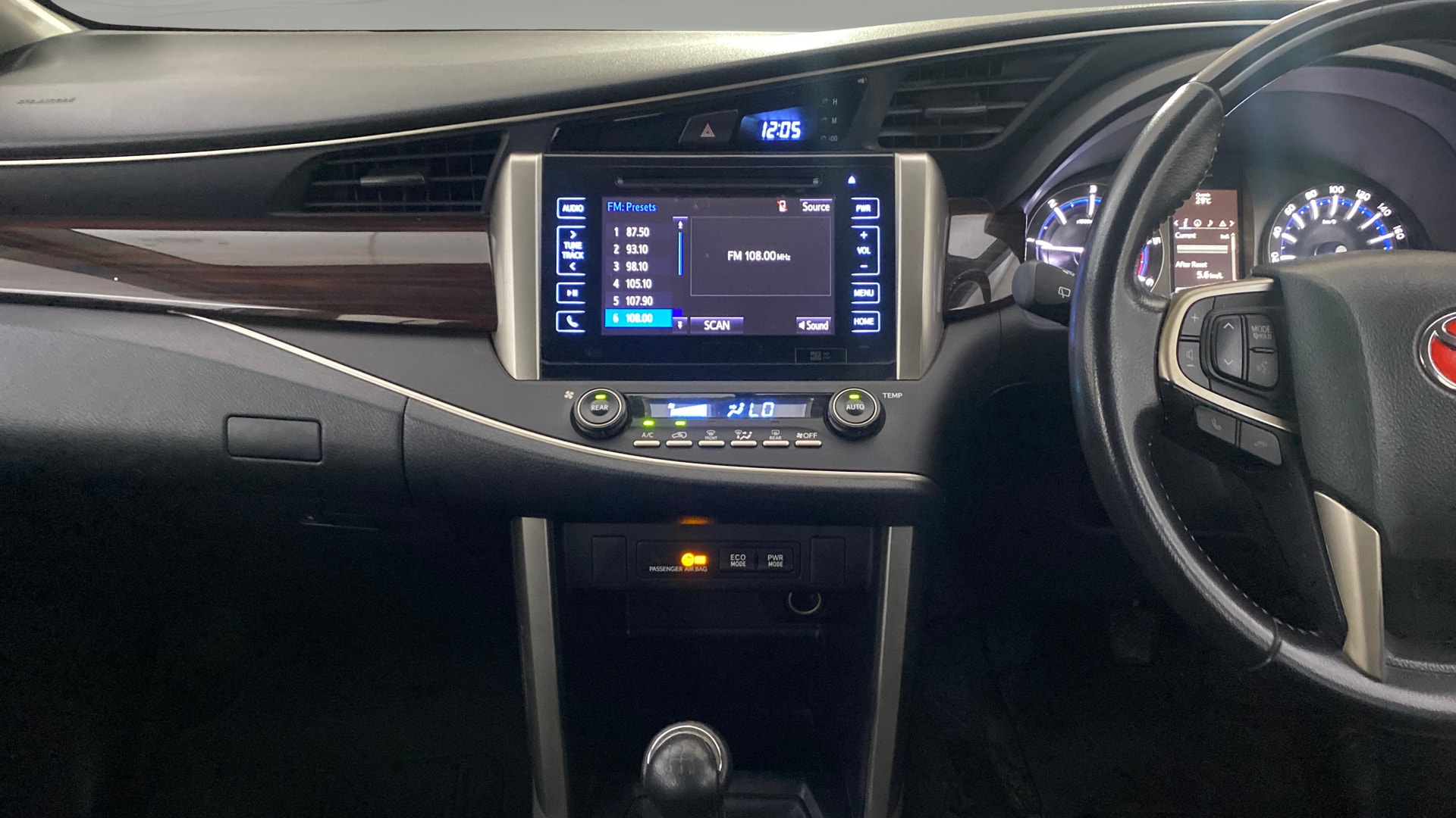 View 2018 Toyota Innova Crysta 2.4 VX MT 7-Seater BS IV Image 19 Used 2018 Toyota Innova Crysta 2.4 VX MT 7-Seater BS IV Image 19