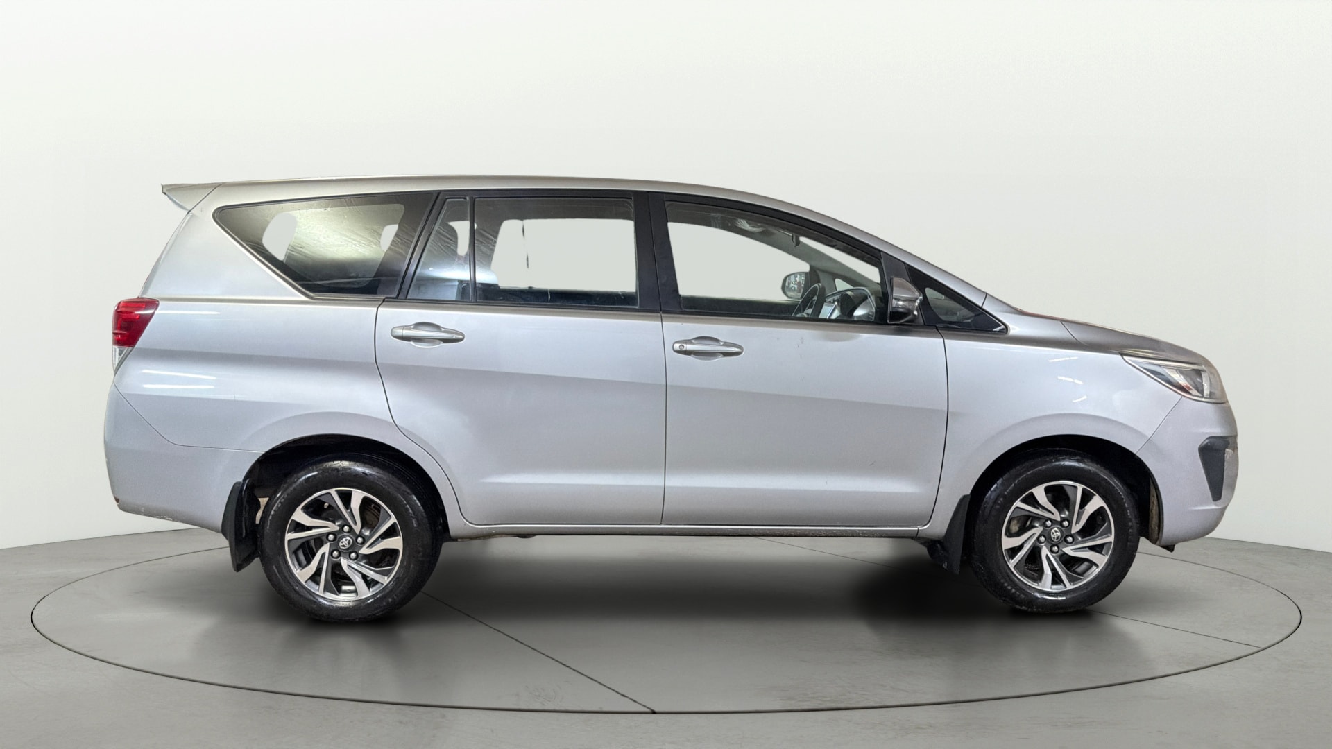 View 2022 Toyota Innova Crysta 2.4 G MT 8-Seater BS IV Image 8 Used 2022 Toyota Innova Crysta 2.4 G MT 8-Seater BS IV Image 8