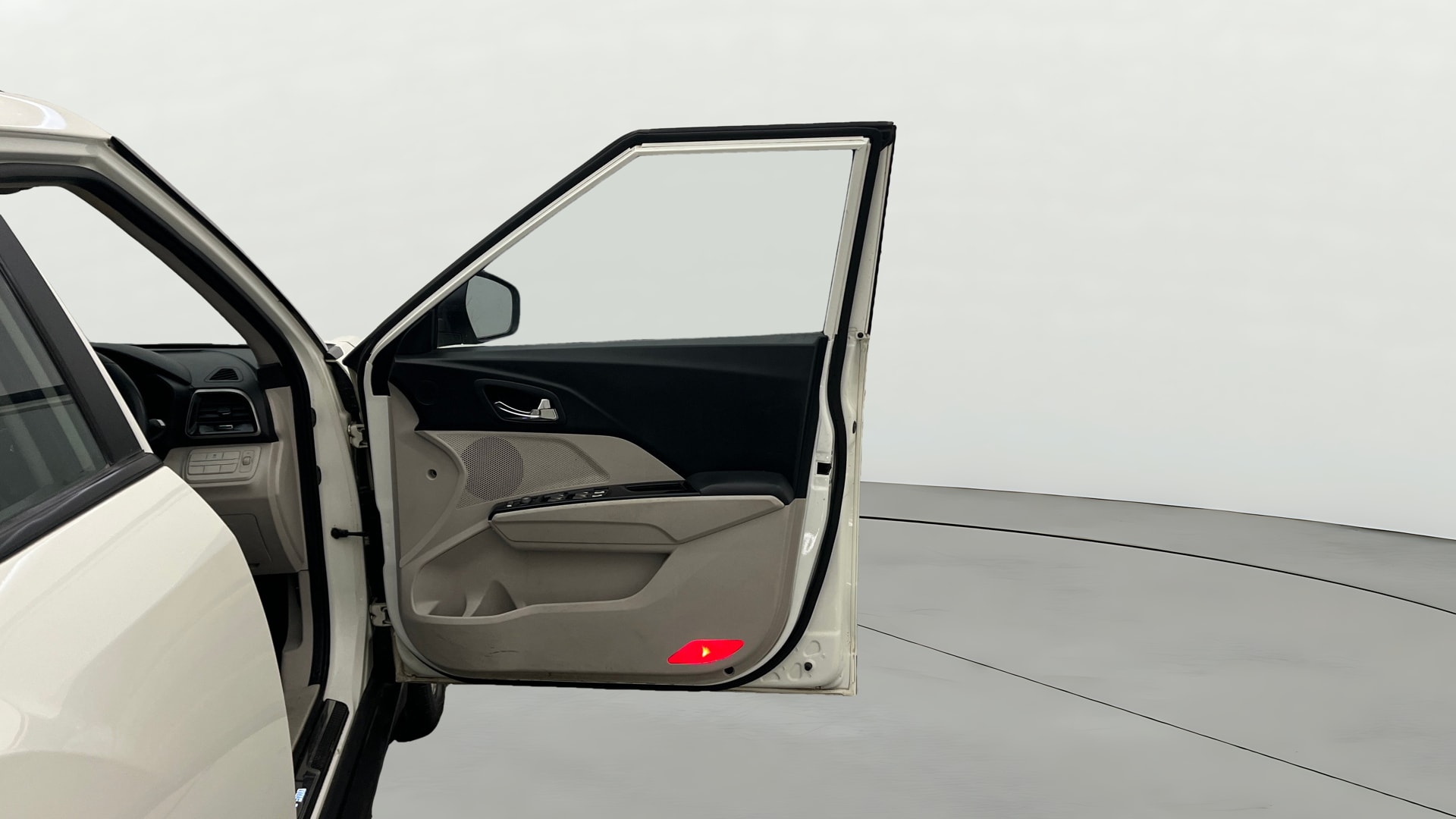 View 2019 Mahindra XUV300 W4 Petrol BS IV Image 47 Used 2019 Mahindra XUV300 W4 Petrol BS IV Image 47