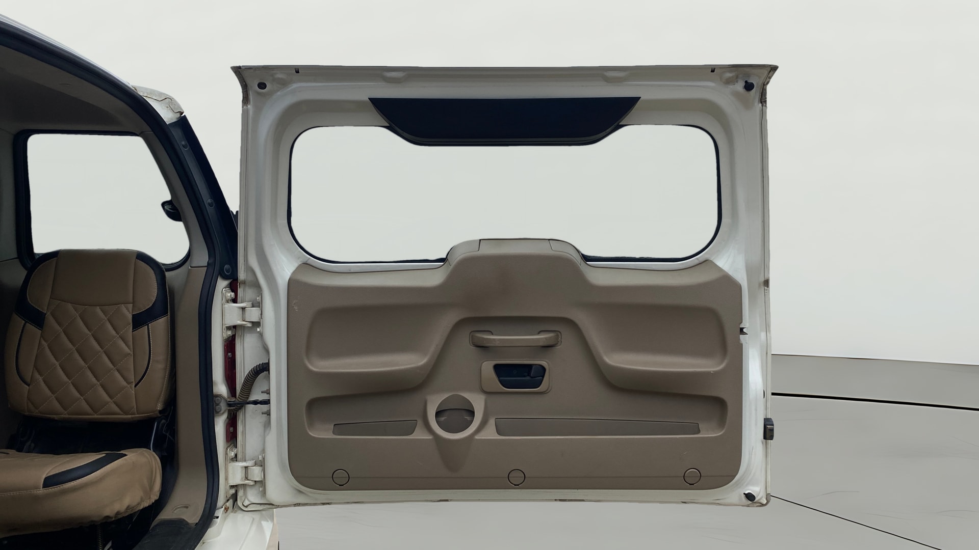 View 2017 Mahindra TUV300 T8 Image 31 Used 2017 Mahindra TUV300 T8 Image 31