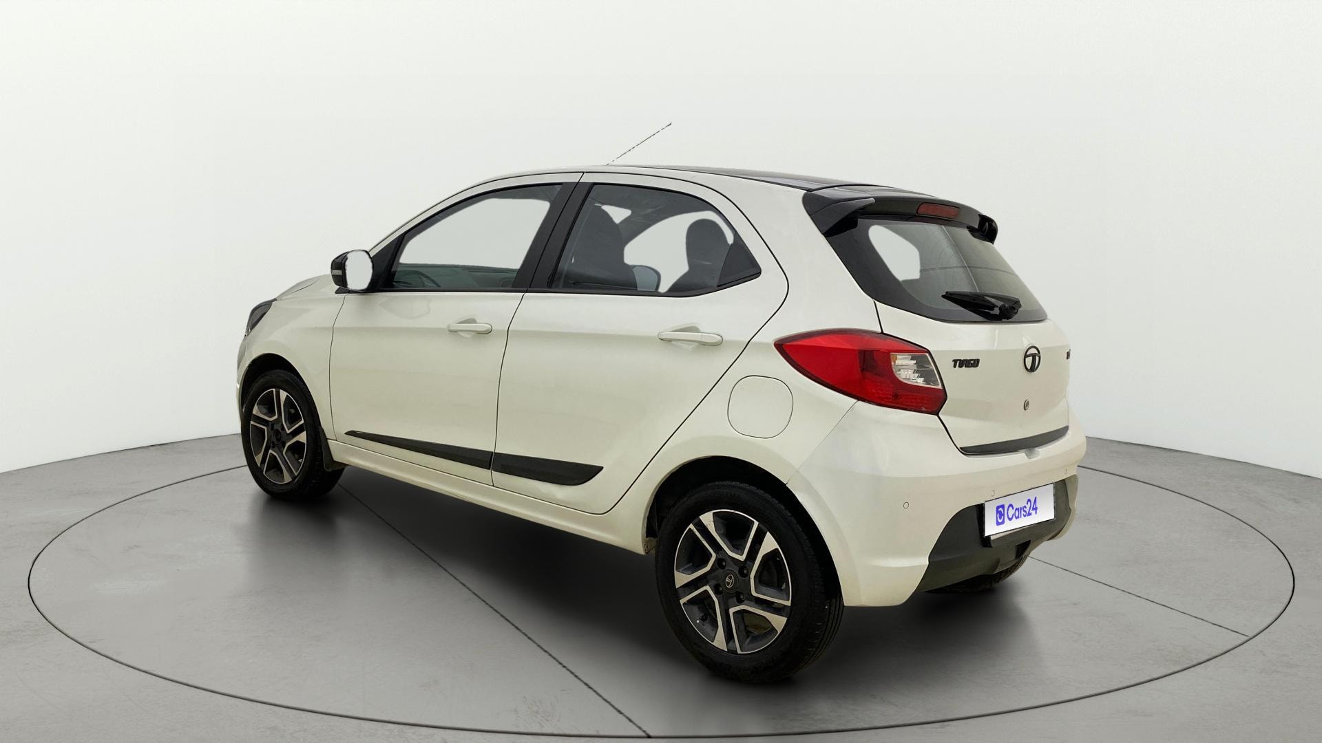 View 2019 Tata Tiago Revotorq XB Image 2 Used 2019 Tata Tiago Revotorq XB Image 2
