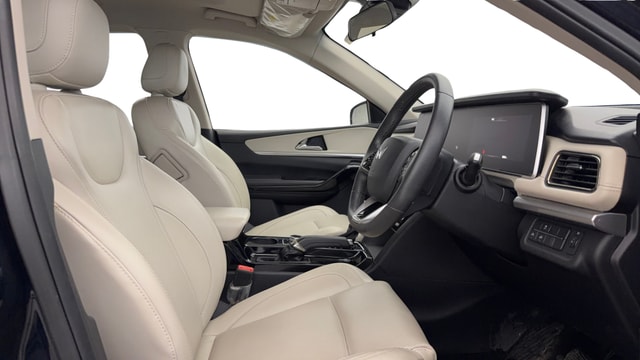 View Mahindra XUV700 Image 19 Used Mahindra XUV700 Image 19