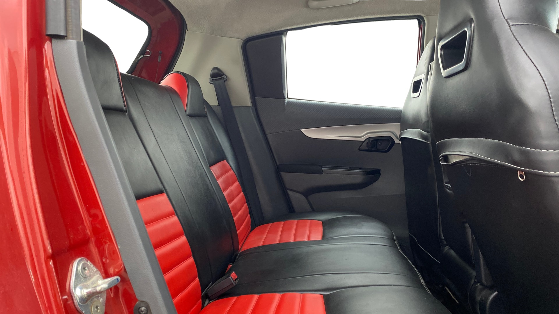 View 2018 Mahindra KUV100 K2 Petrol BS IV Image 29 Used 2018 Mahindra KUV100 K2 Petrol BS IV Image 29