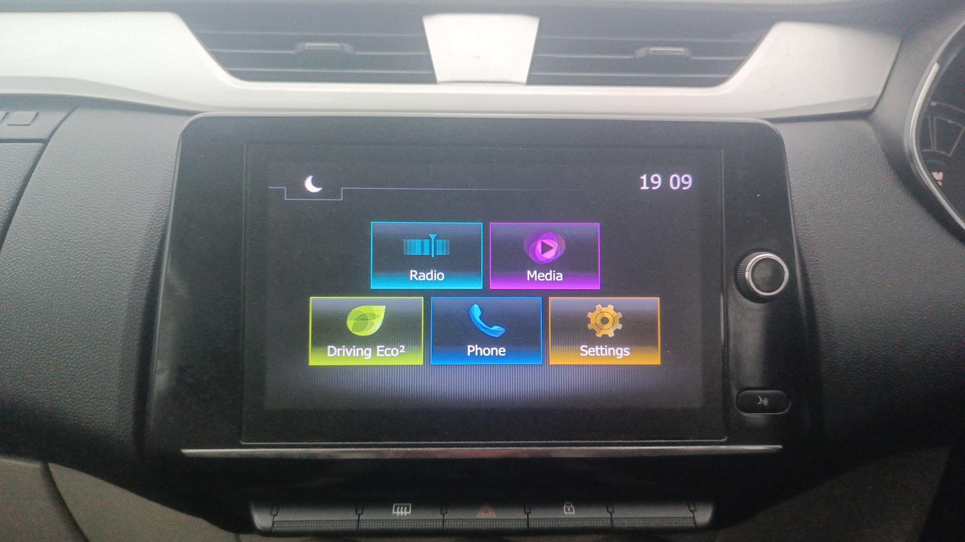 View 2019 Renault Triber RXZ Image 33 Used 2019 Renault Triber RXZ Image 33
