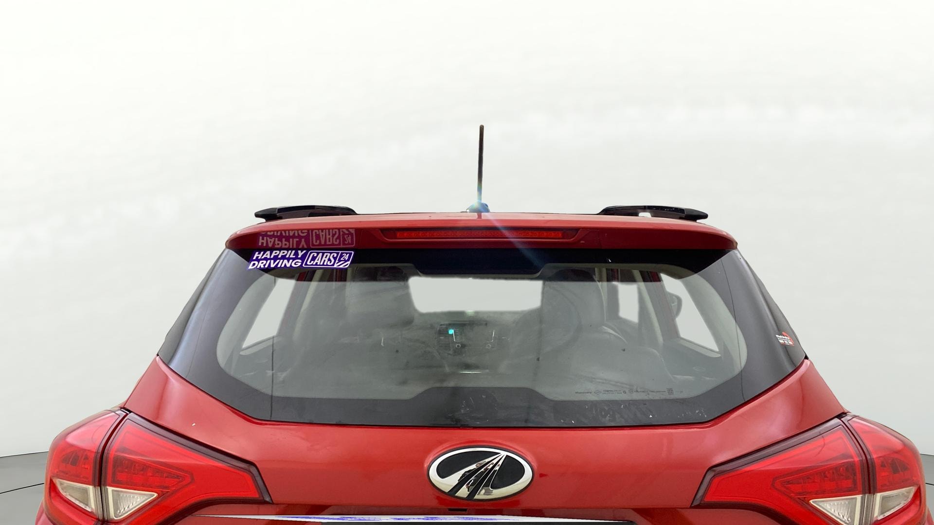 View 2022 Mahindra XUV300 W4 Petrol BS IV Image 4 Used 2022 Mahindra XUV300 W4 Petrol BS IV Image 4