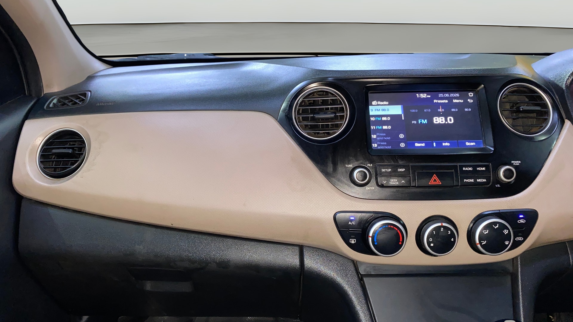 View 2018 Hyundai Xcent SX Petrol Image 17 Used 2018 Hyundai Xcent SX Petrol Image 17