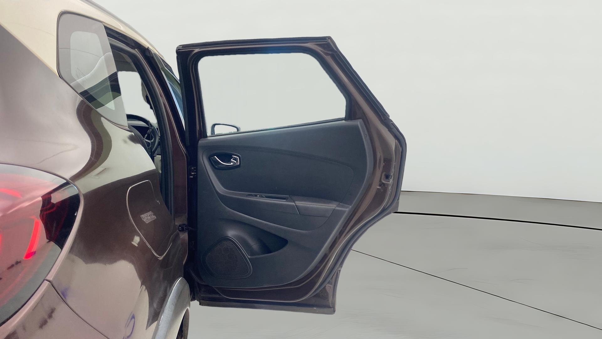 View 2019 Renault Captur Platine Petrol Dual Tone Image 6 Used 2019 Renault Captur Platine Petrol Dual Tone Image 6