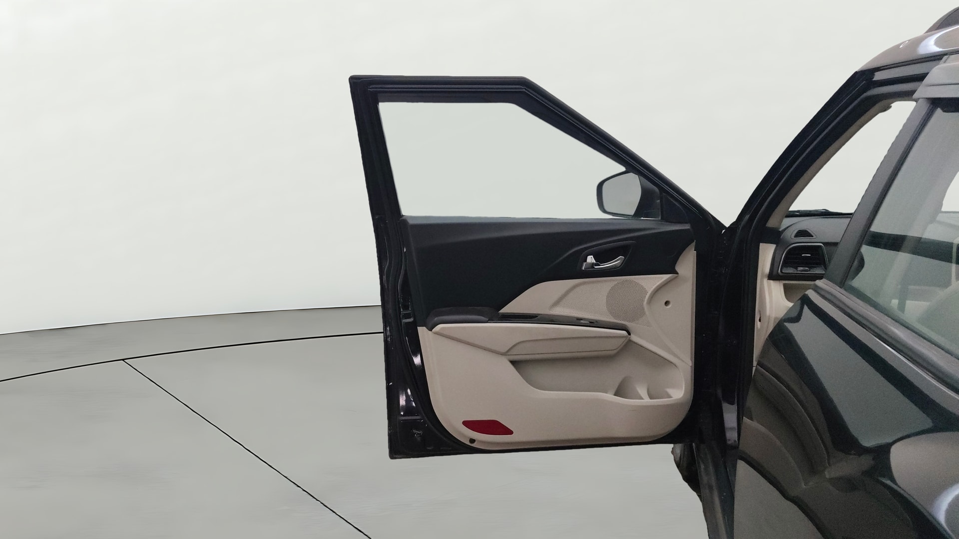 View 2022 Mahindra XUV300 W4 Petrol BS IV Image 32 Used 2022 Mahindra XUV300 W4 Petrol BS IV Image 32
