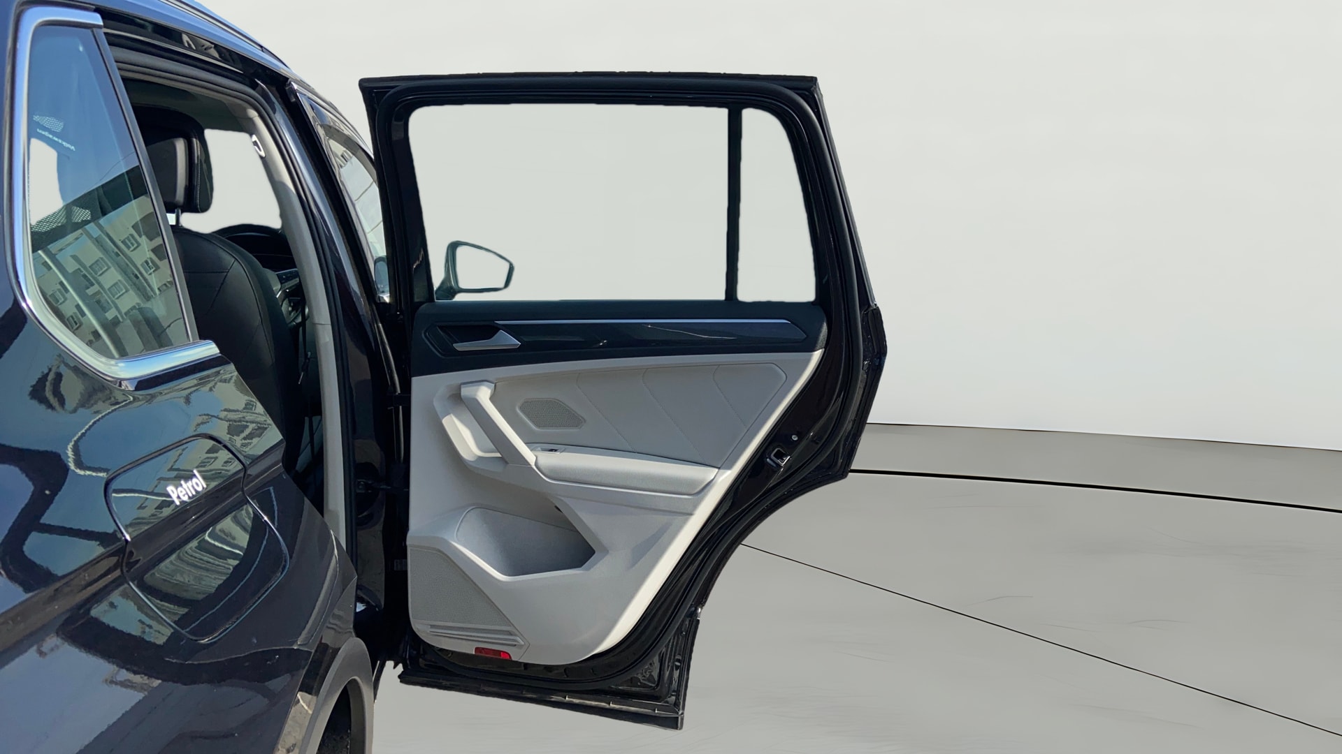 View 2023 Volkswagen Tiguan DSG 4MOTION Comfortline Image 8 Used 2023 Volkswagen Tiguan DSG 4MOTION Comfortline Image 8