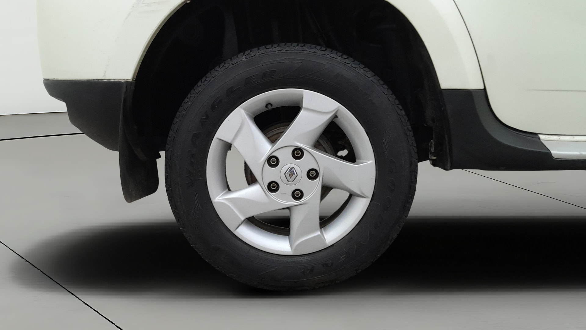 View 2015 Renault Duster Diesel 85PS 4x2 MT Image 33 Used 2015 Renault Duster Diesel 85PS 4x2 MT Image 33