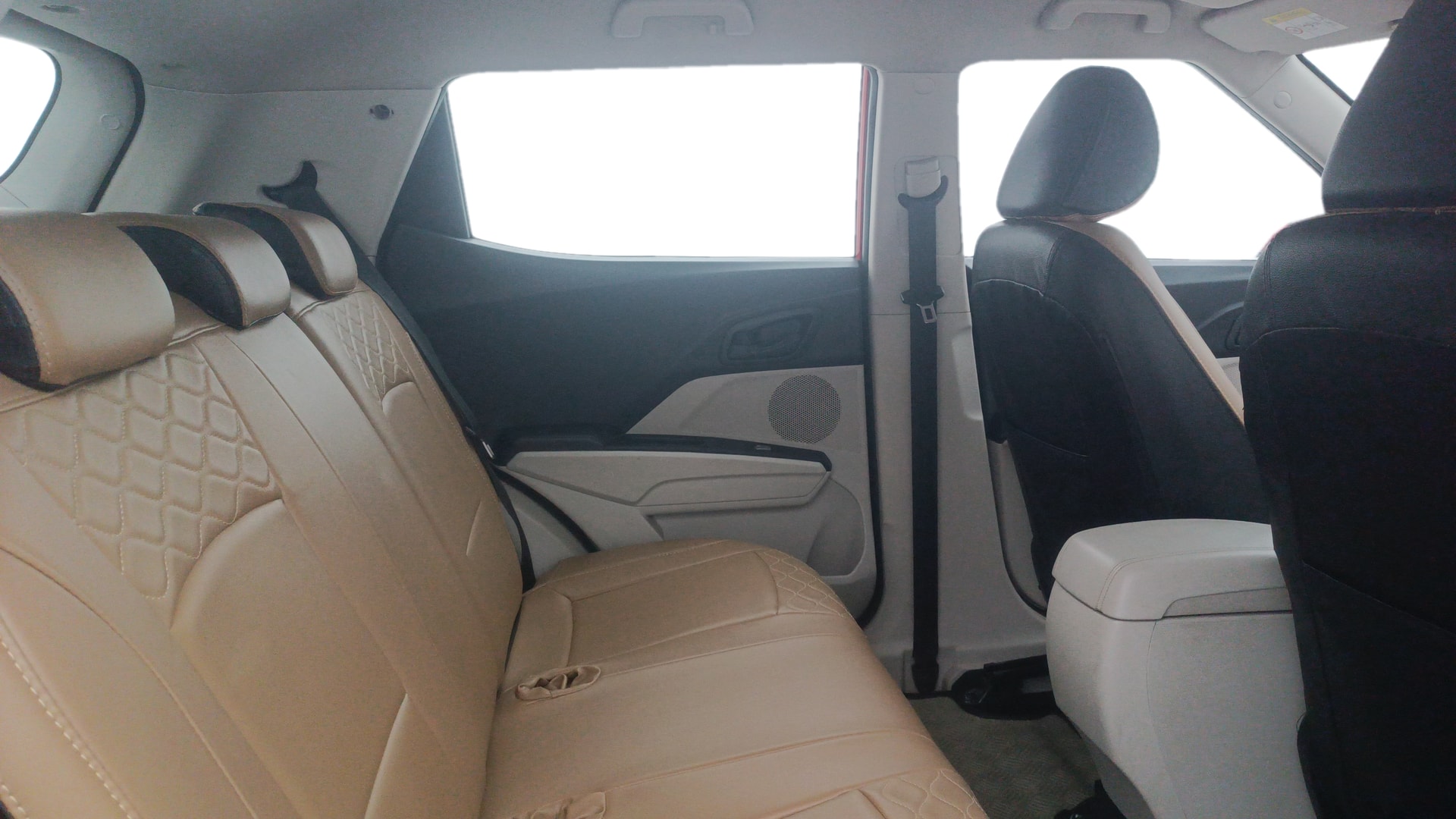 View 2019 Mahindra XUV300 W4 Petrol BS IV Image 28 Used 2019 Mahindra XUV300 W4 Petrol BS IV Image 28