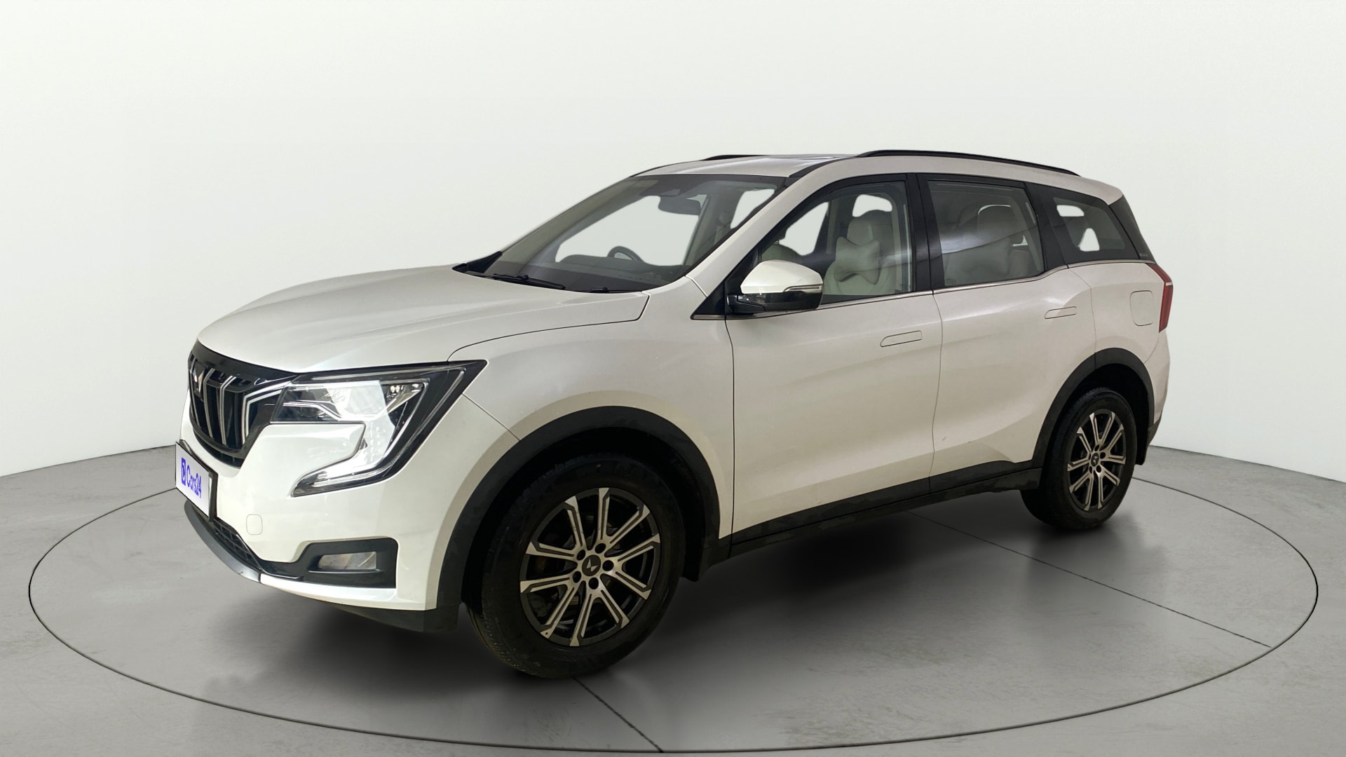 View 2022 Mahindra XUV700 MX Petrol 5 STR Image 23 Used 2022 Mahindra XUV700 MX Petrol 5 STR Image 23
