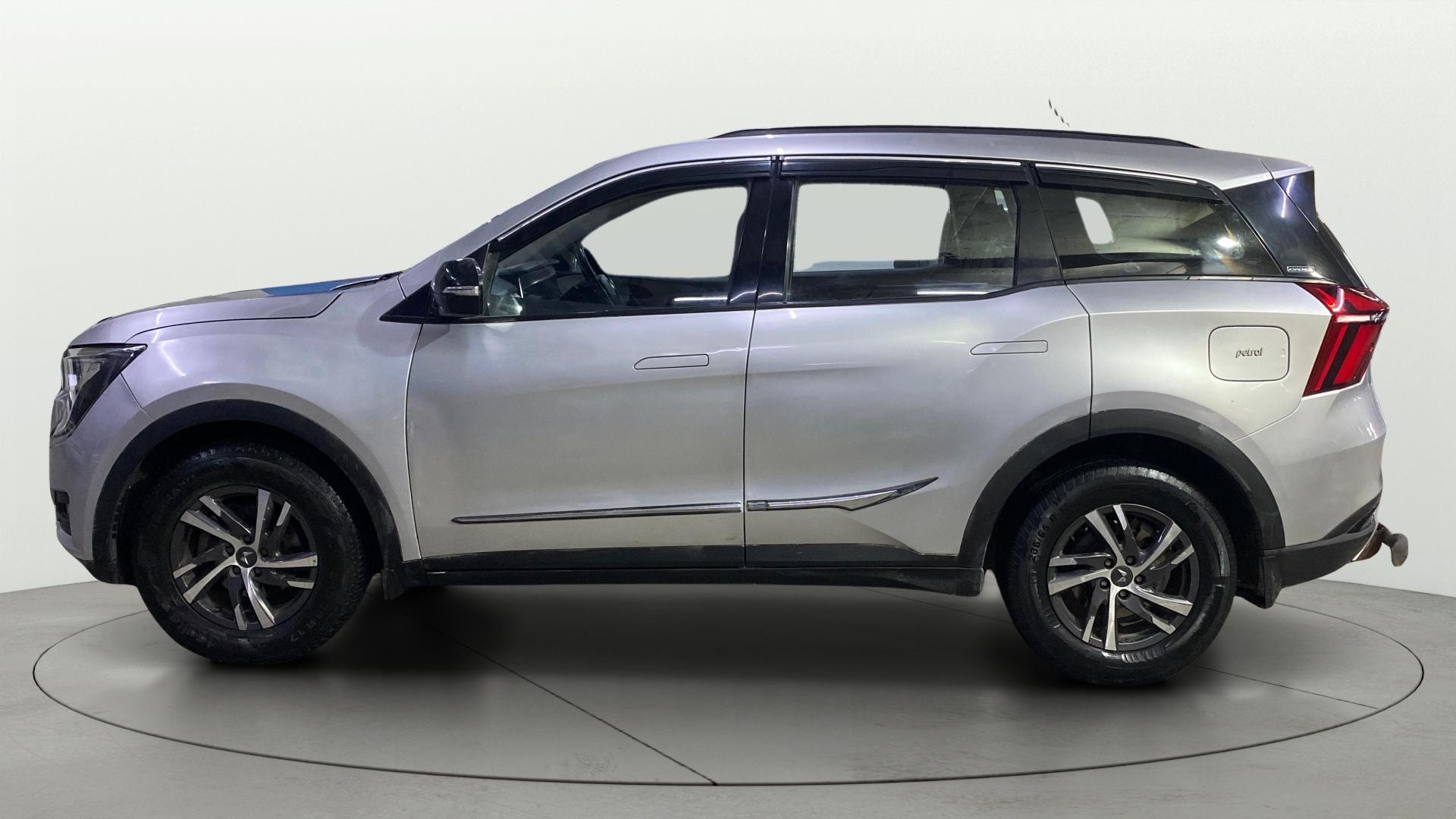 View 2022 Mahindra XUV700 MX Petrol 5 STR Image 5 Used 2022 Mahindra XUV700 MX Petrol 5 STR Image 5
