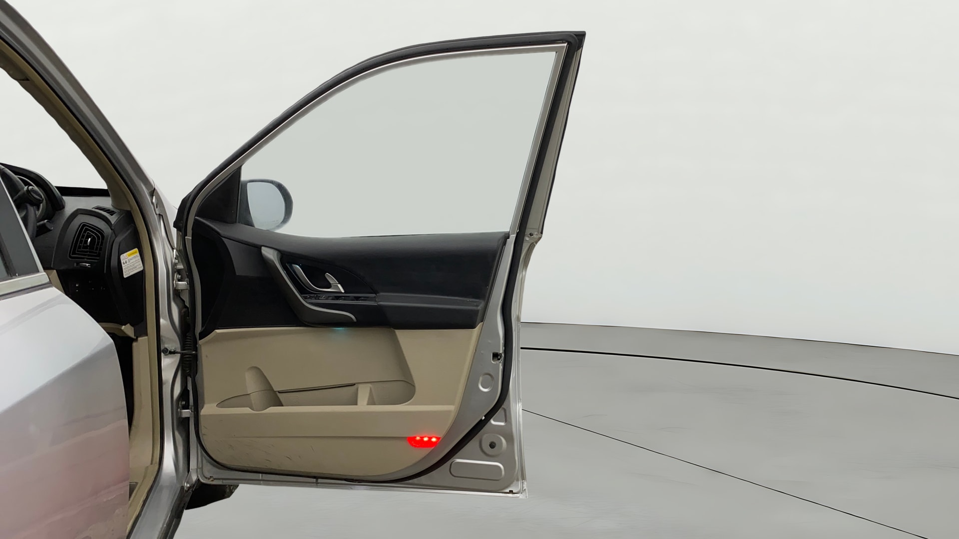 View 2016 Mahindra XUV500 W10 1.99-Litre Image 49 Used 2016 Mahindra XUV500 W10 1.99-Litre Image 49