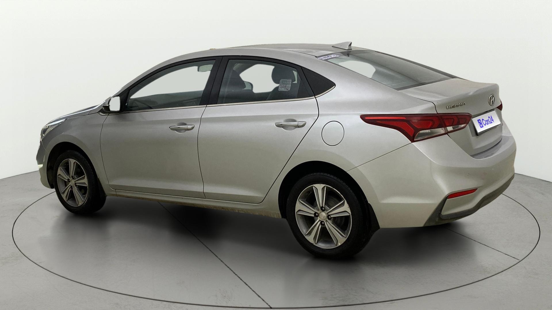 View 2018 Hyundai Verna 1.6 VTVT SX (O) AT Image 2 Used 2018 Hyundai Verna 1.6 VTVT SX (O) AT Image 2