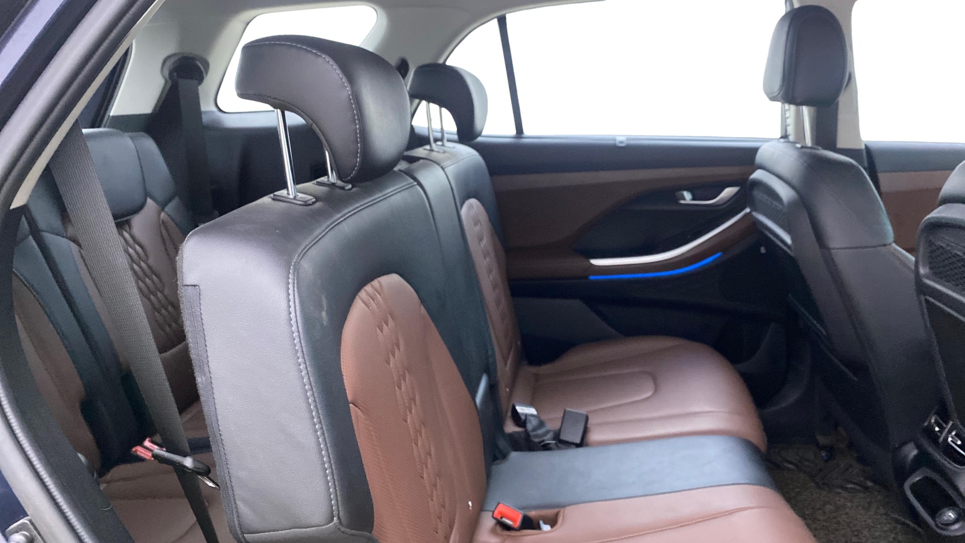 View 2023 Hyundai Alcazar Prestige 6 Seater MT Petrol Image 31 Used 2023 Hyundai Alcazar Prestige 6 Seater MT Petrol Image 31