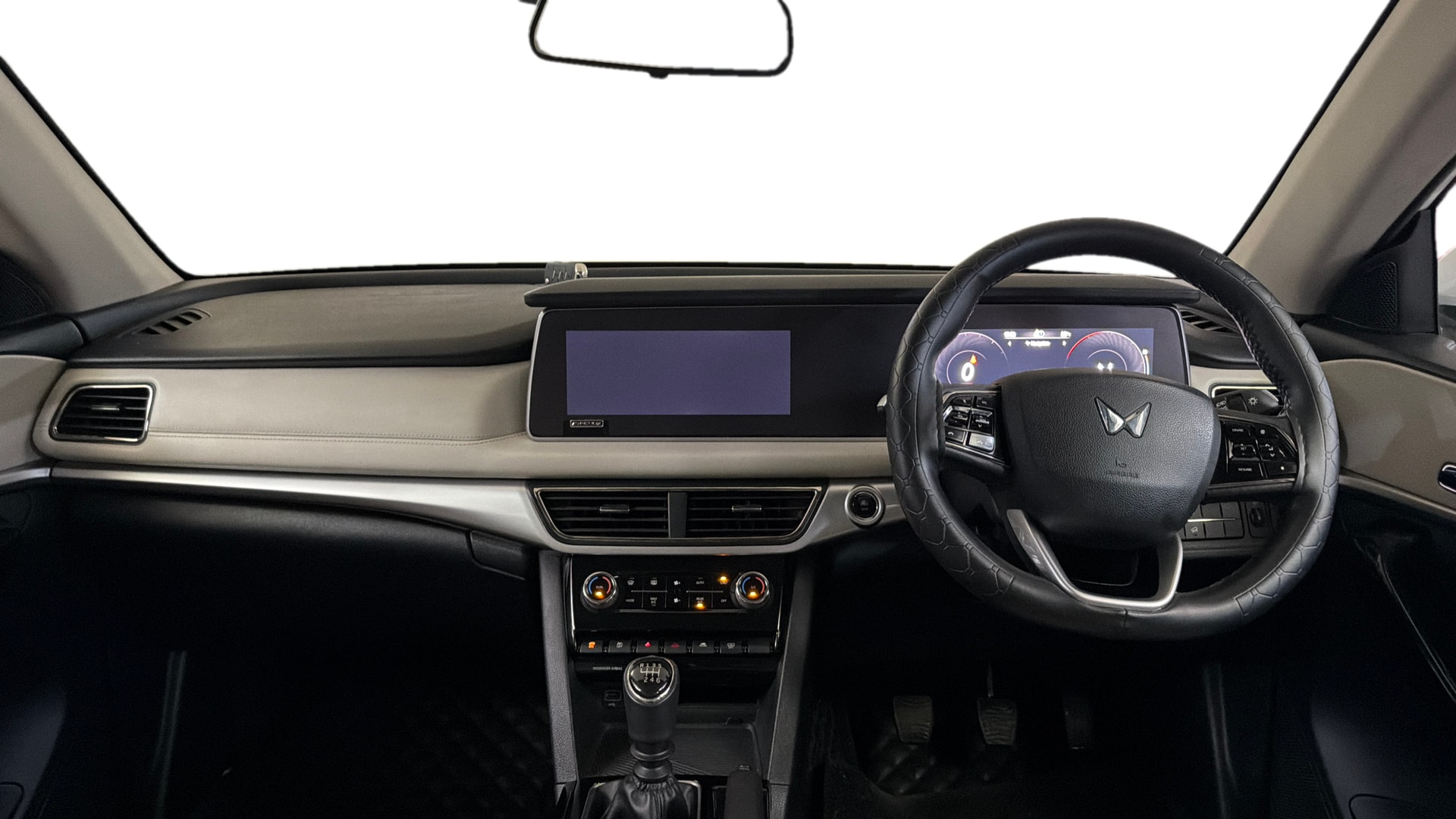 View 2025 Mahindra XUV700 MX Petrol 5 STR Image 32 Used 2025 Mahindra XUV700 MX Petrol 5 STR Image 32