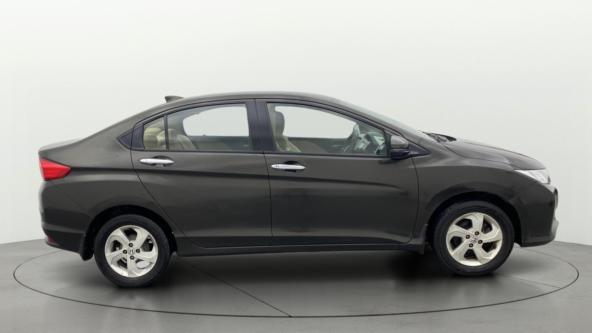 View 2015 Honda City ZX MT Diesel Anniversary Edition Image 9 Used 2015 Honda City ZX MT Diesel Anniversary Edition Image 9