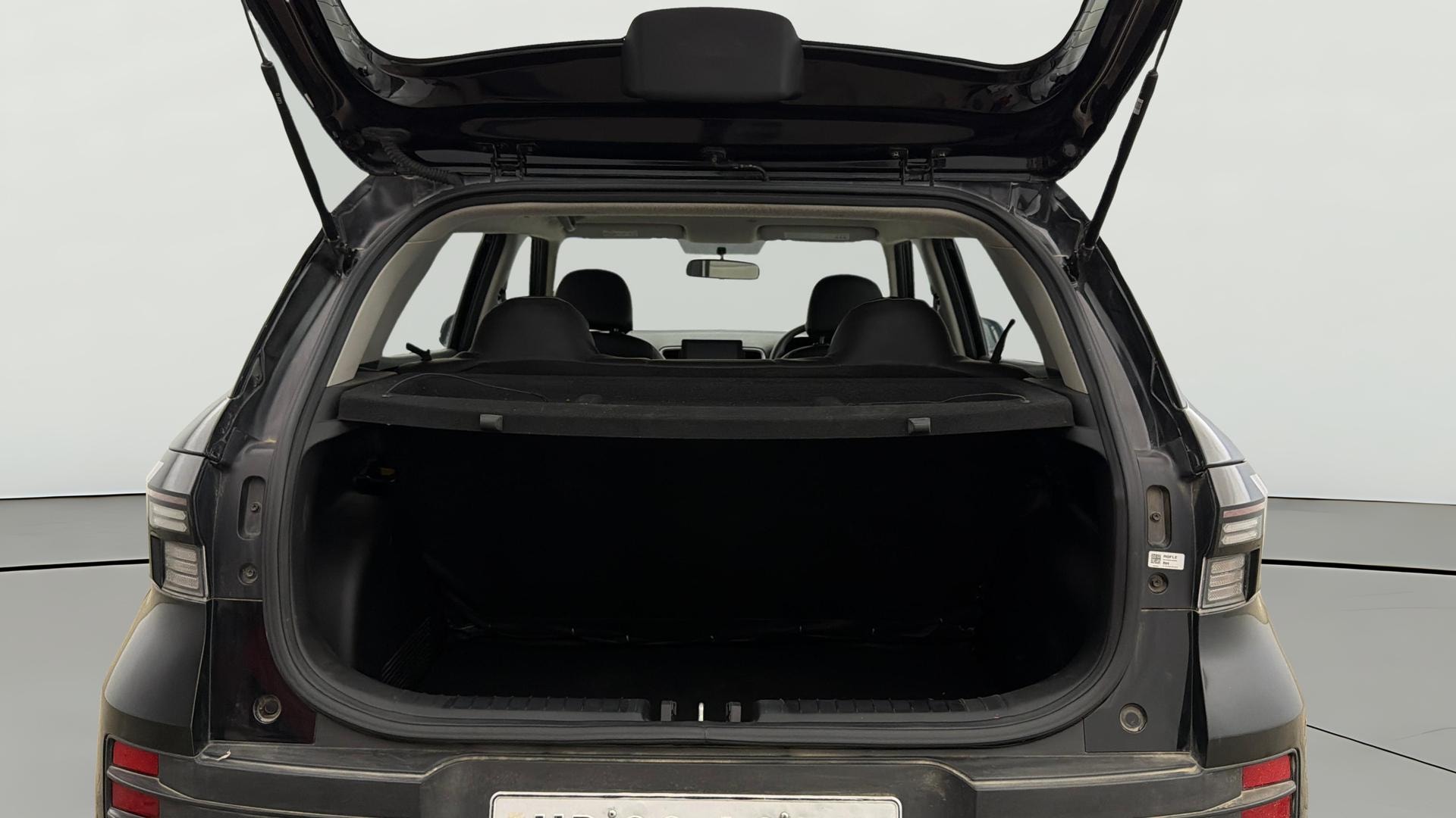 View 2023 Hyundai Venue S (O) 1.0 Turbo Petrol MT Image 40 Used 2023 Hyundai Venue S (O) 1.0 Turbo Petrol MT Image 40
