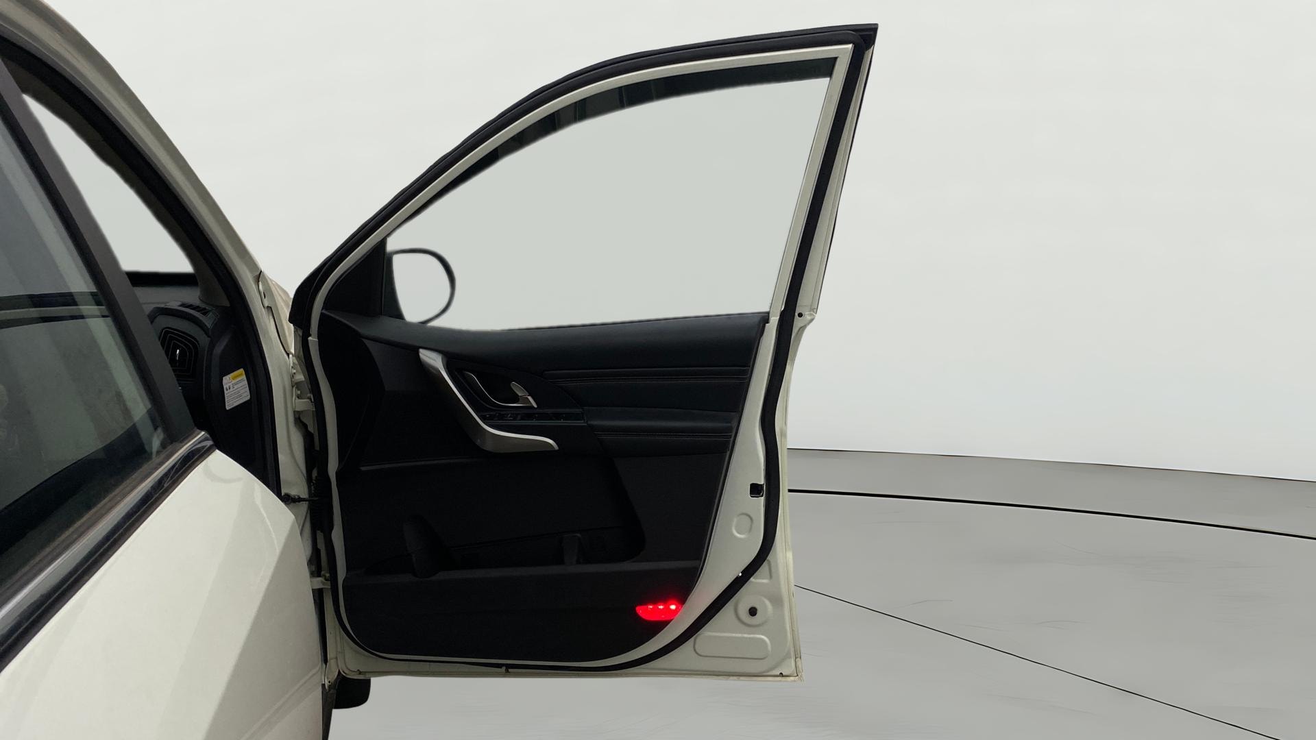View 2021 Mahindra XUV500 W11 Image 49 Used 2021 Mahindra XUV500 W11 Image 49