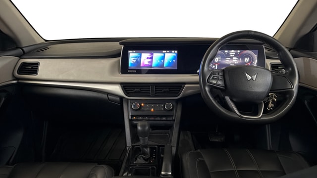 View Mahindra XUV700 Image 15 Used Mahindra XUV700 Image 15