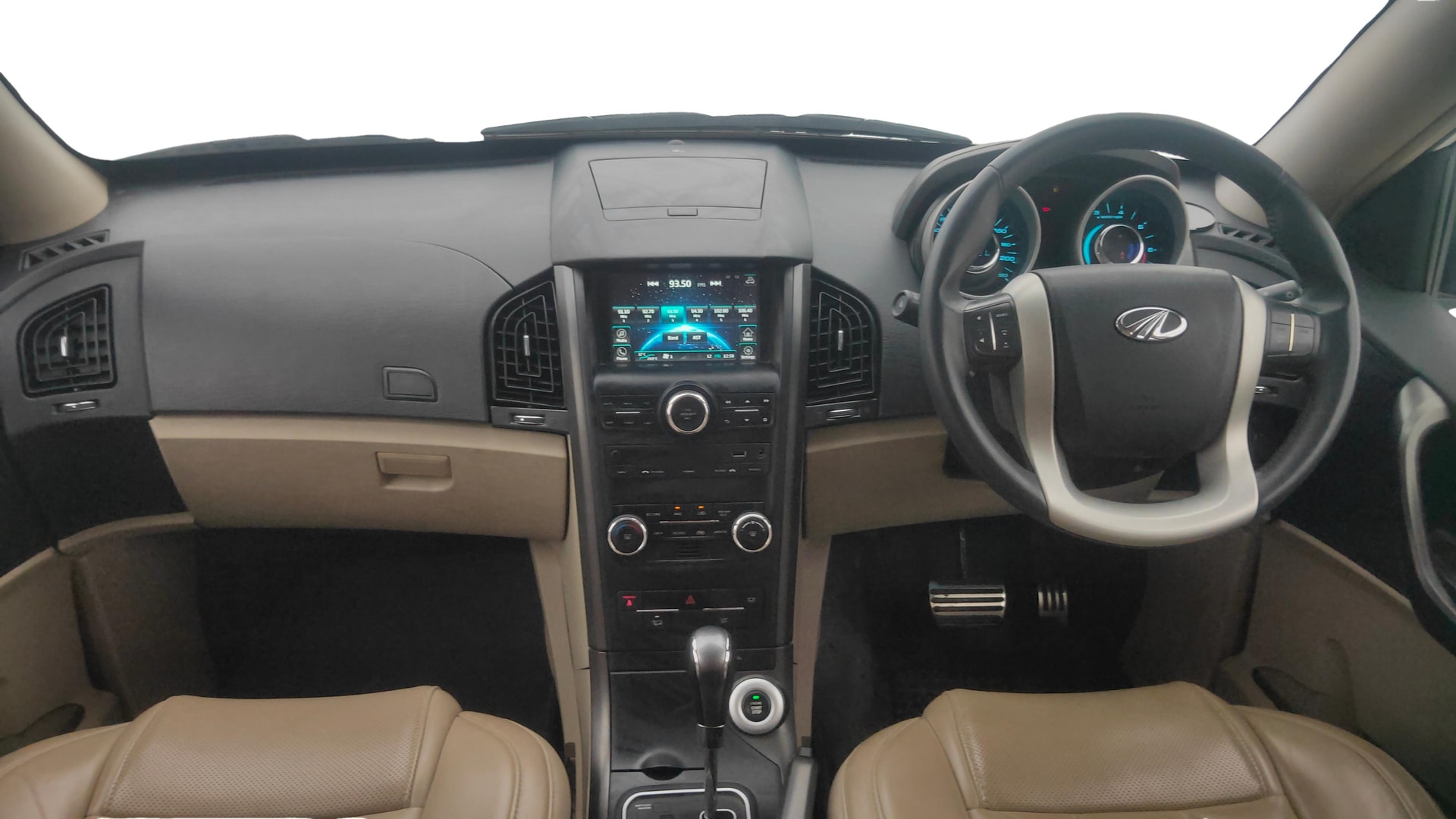 View 2017 Mahindra XUV500 W10 FWD AT Image 32 Used 2017 Mahindra XUV500 W10 FWD AT Image 32
