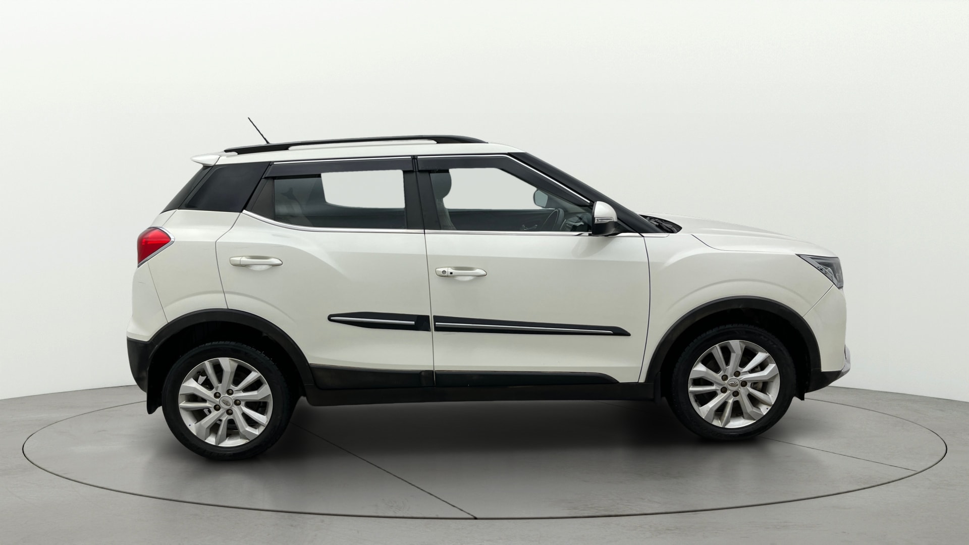 View 2020 Mahindra XUV300 W4 Petrol BS IV Image 27 Used 2020 Mahindra XUV300 W4 Petrol BS IV Image 27