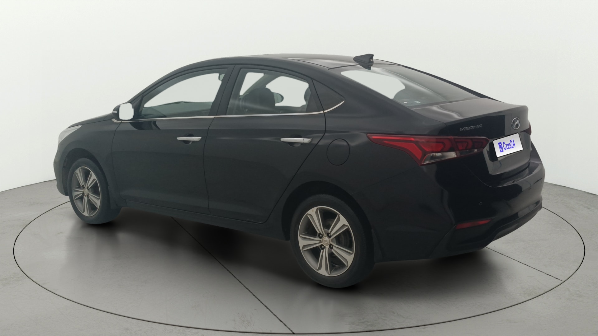 View 2018 Hyundai Verna 1.6 VTVT SX Image 2 Used 2018 Hyundai Verna 1.6 VTVT SX Image 2