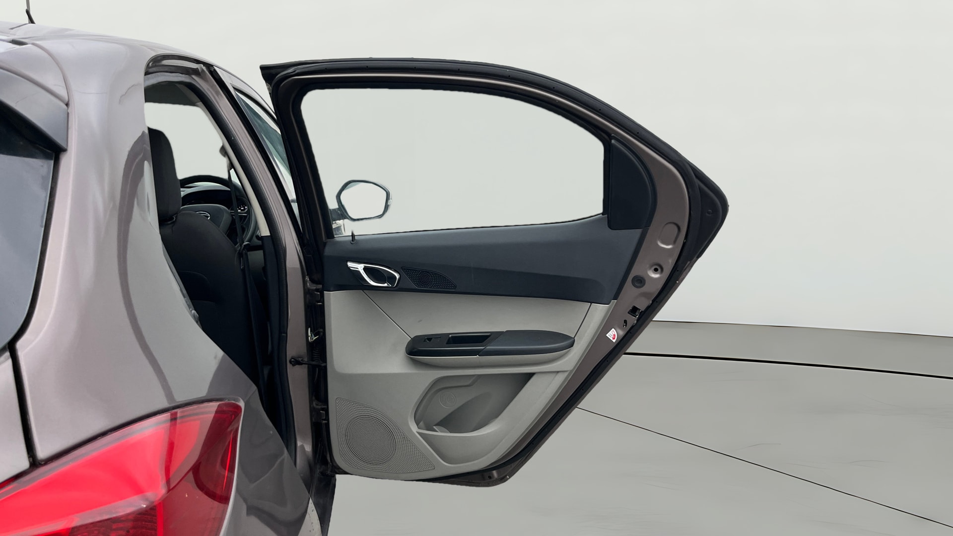 View 2018 Tata Tiago Revotorq XB Image 7 Used 2018 Tata Tiago Revotorq XB Image 7