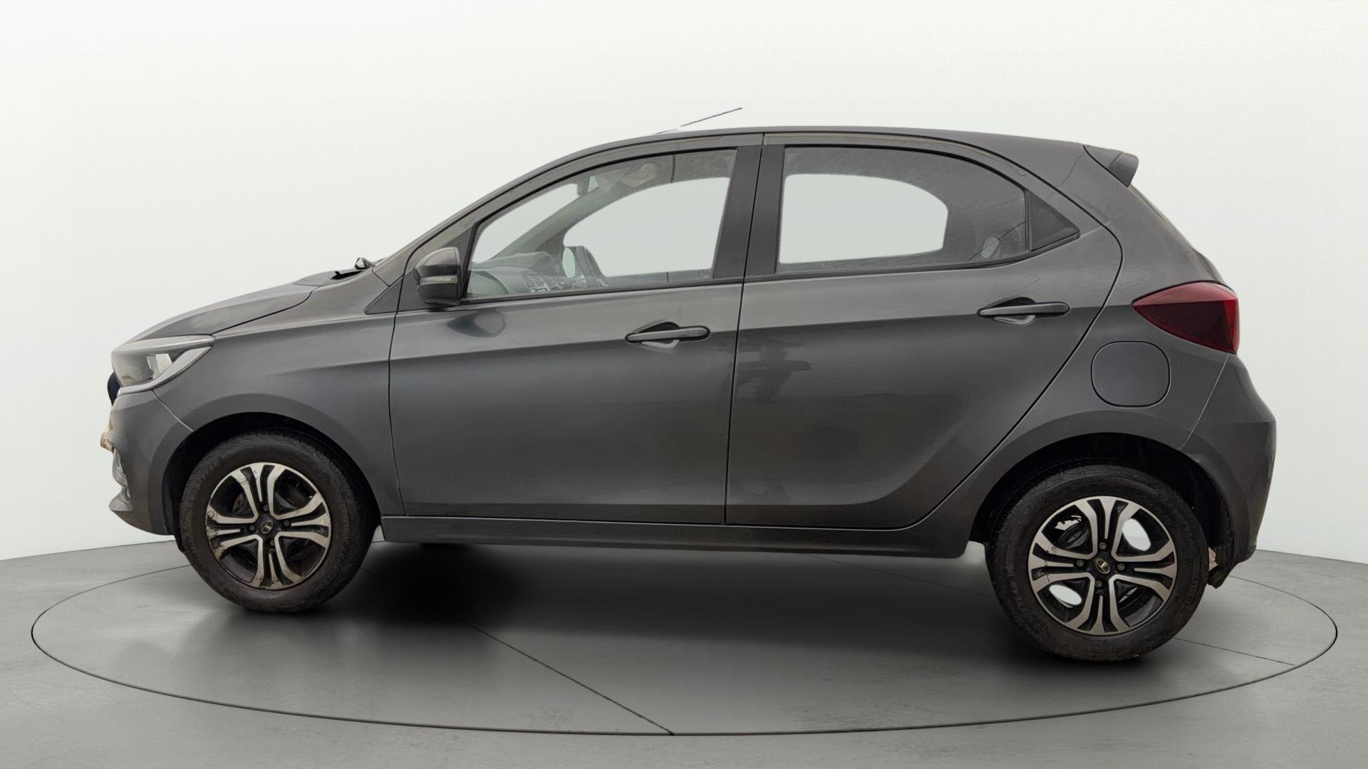 View 2023 Tata Tiago Revotorq XB Image 5 Used 2023 Tata Tiago Revotorq XB Image 5
