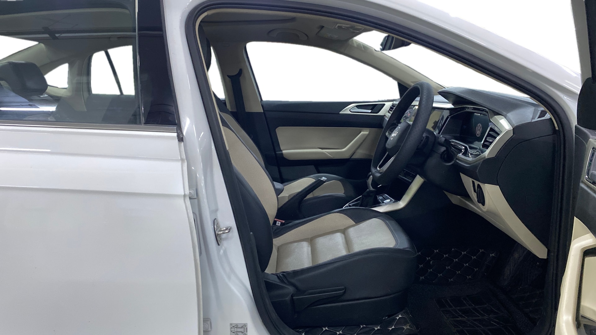 View 2024 Volkswagen Virtus Topline 1.0 TSI MT Image 18 Used 2024 Volkswagen Virtus Topline 1.0 TSI MT Image 18