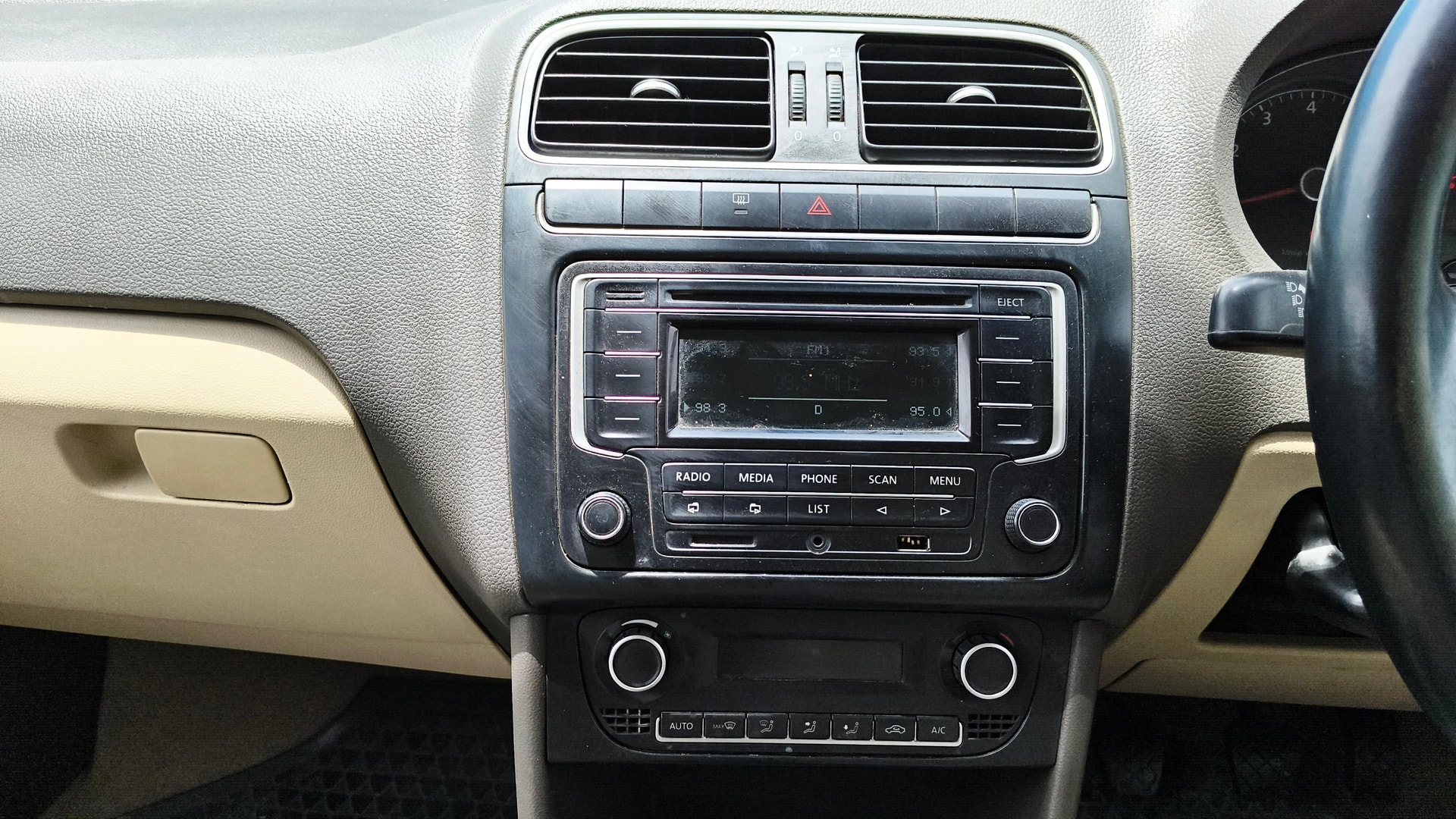 View 2014 Volkswagen Vento 1.2 L TSI Comfortline Petrol AT Image 30 Used 2014 Volkswagen Vento 1.2 L TSI Comfortline Petrol AT Image 30