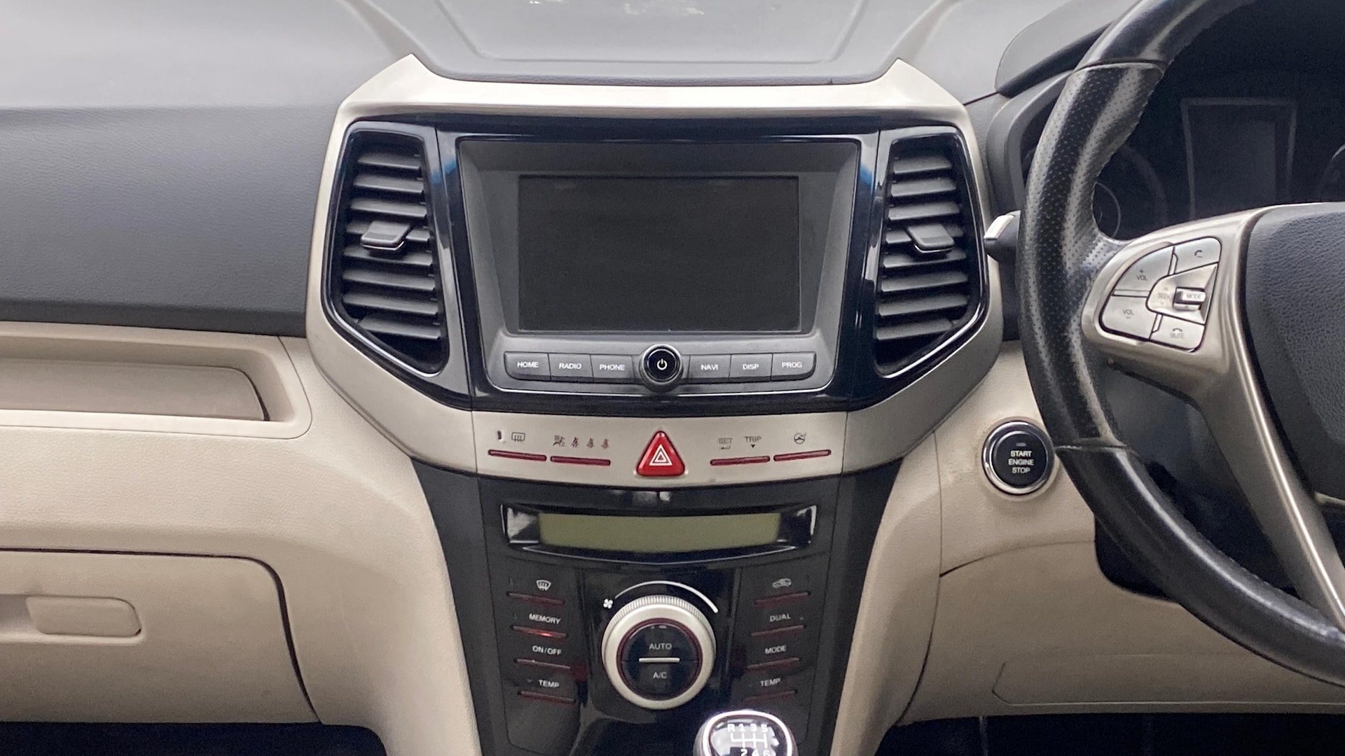 View 2021 Mahindra XUV300 W4 Petrol BS IV Image 33 Used 2021 Mahindra XUV300 W4 Petrol BS IV Image 33