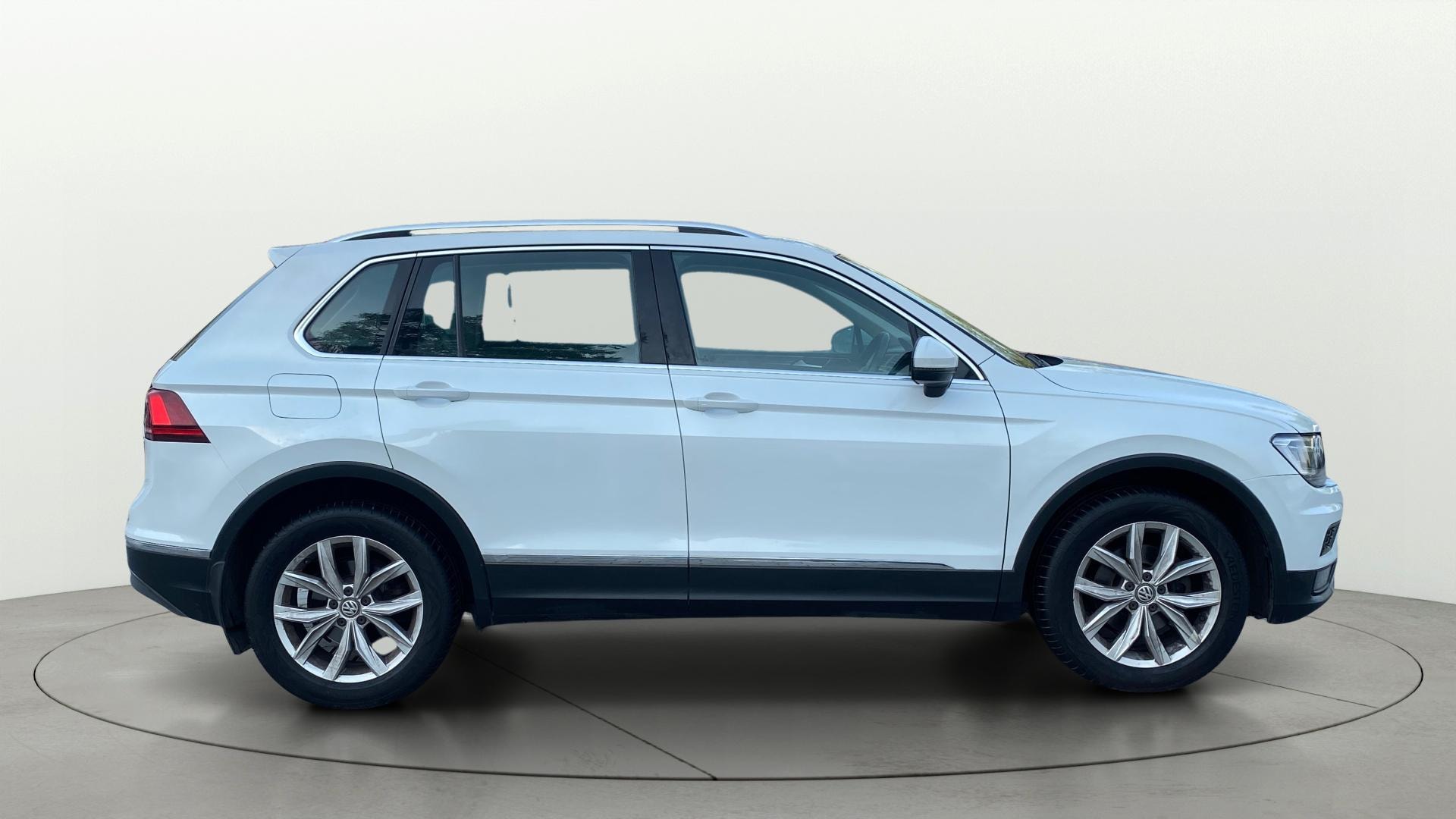 View 2018 Volkswagen Tiguan DSG 4MOTION Comfortline Image 28 Used 2018 Volkswagen Tiguan DSG 4MOTION Comfortline Image 28