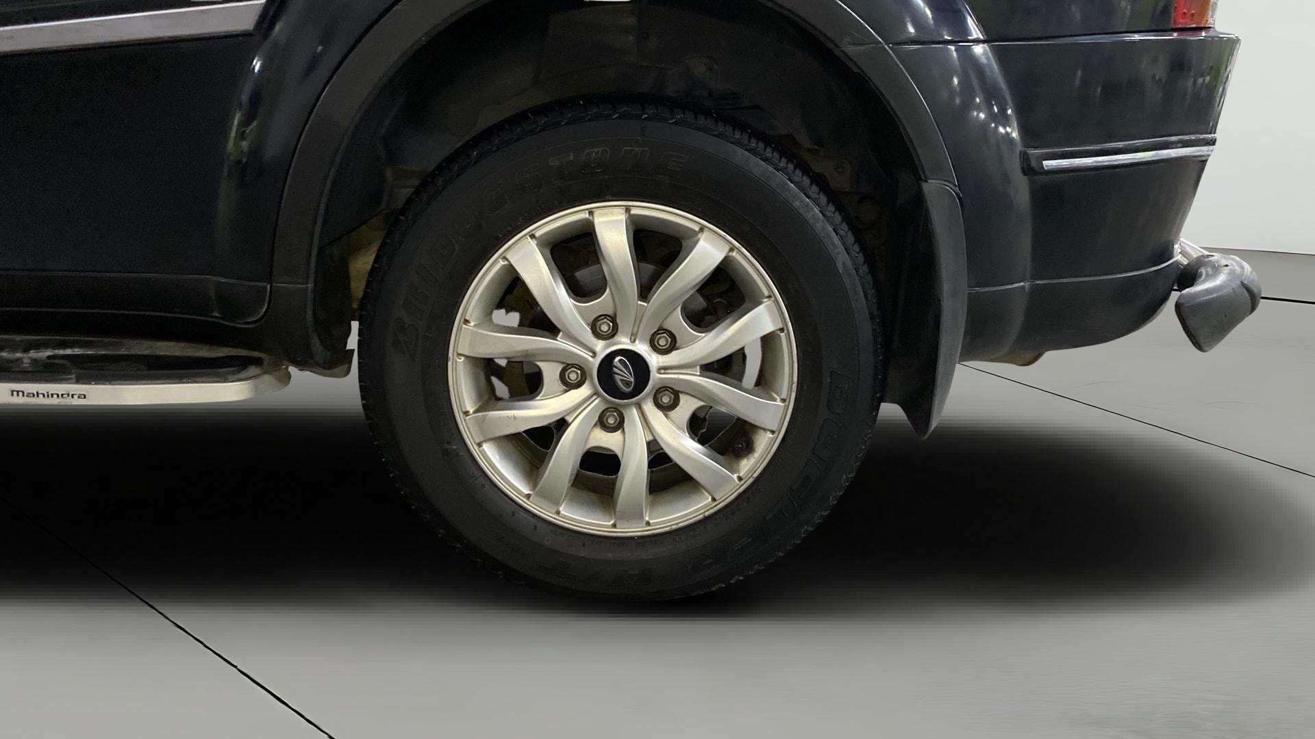 View 2017 Mahindra XUV500 W9 AT Image 8 Used 2017 Mahindra XUV500 W9 AT Image 8