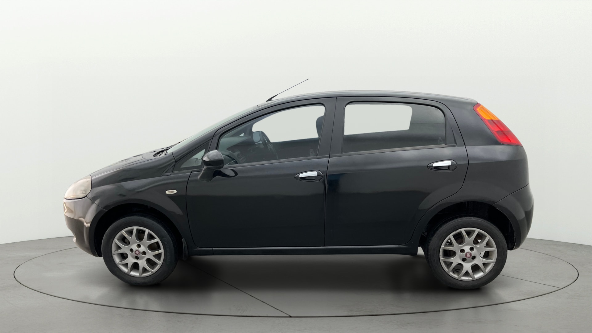 View 2013 Fiat Grande Punto 1.3 Emotion Pack 90 HP Image 5 Used 2013 Fiat Grande Punto 1.3 Emotion Pack 90 HP Image 5