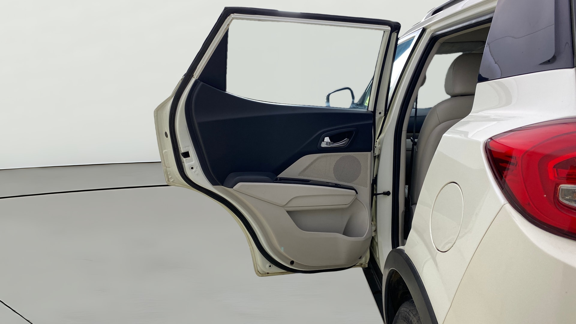 View 2019 Mahindra XUV300 W4 Petrol BS IV Image 15 Used 2019 Mahindra XUV300 W4 Petrol BS IV Image 15