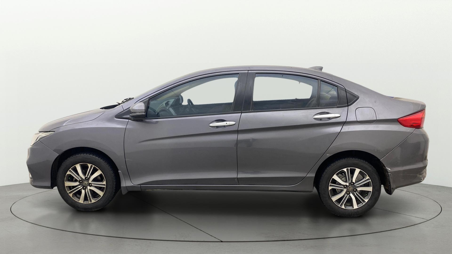 View 2017 Honda City ZX MT Diesel Anniversary Edition Image 6 Used 2017 Honda City ZX MT Diesel Anniversary Edition Image 6