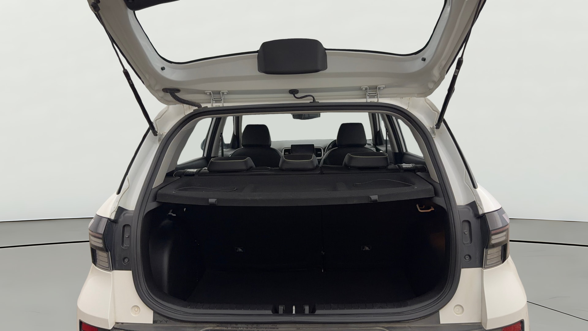 View 2023 Hyundai Venue SX (O) 1.0 Turbo Petrol DCT Image 40 Used 2023 Hyundai Venue SX (O) 1.0 Turbo Petrol DCT Image 40