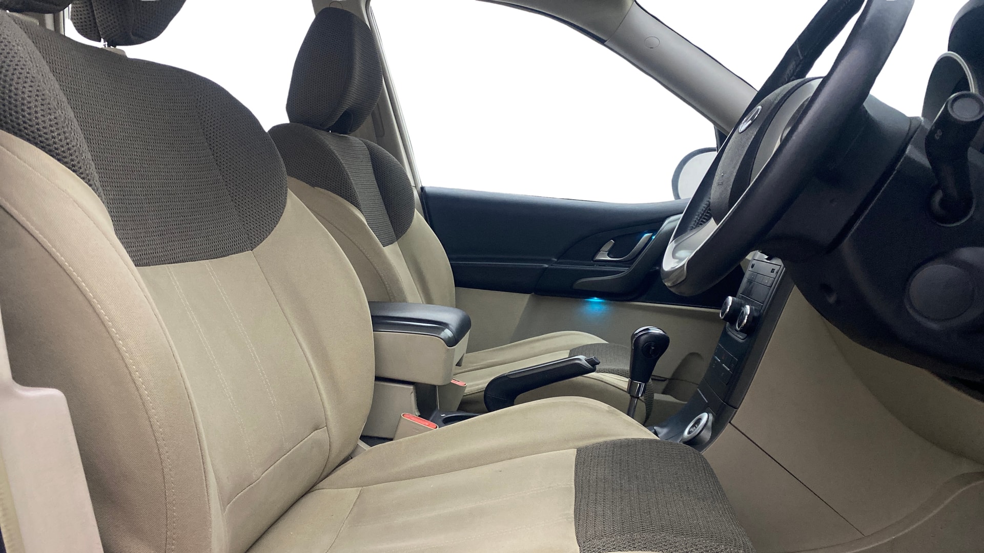 View 2017 Mahindra XUV500 W9 AT Image 19 Used 2017 Mahindra XUV500 W9 AT Image 19